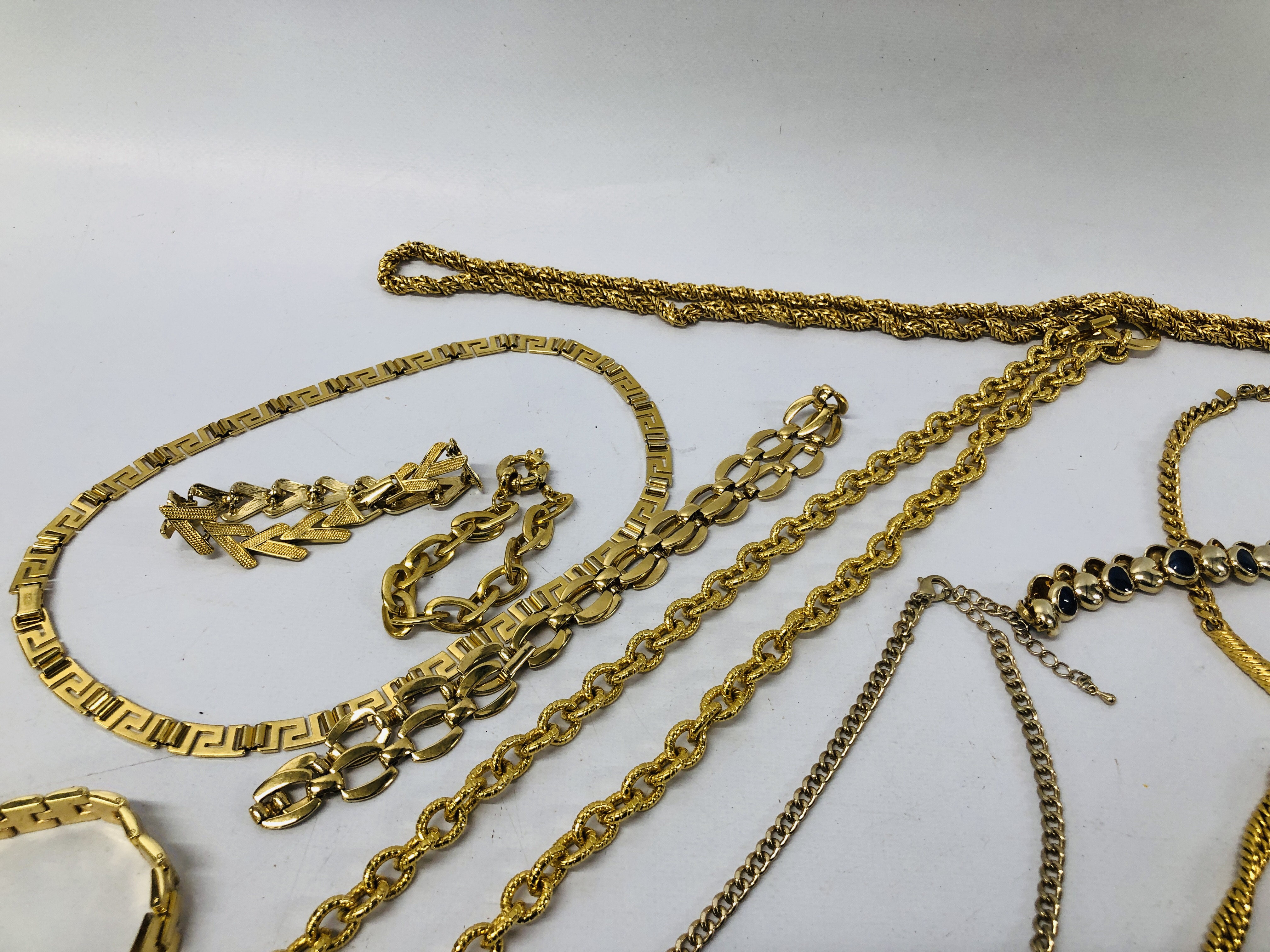 COLLECTION OF DESIGNER COSTUMER JEWELLERY, NECKLACES OF GOLD COLOUR VARIOUS DESIGNS AND LENGTH. - Image 4 of 6