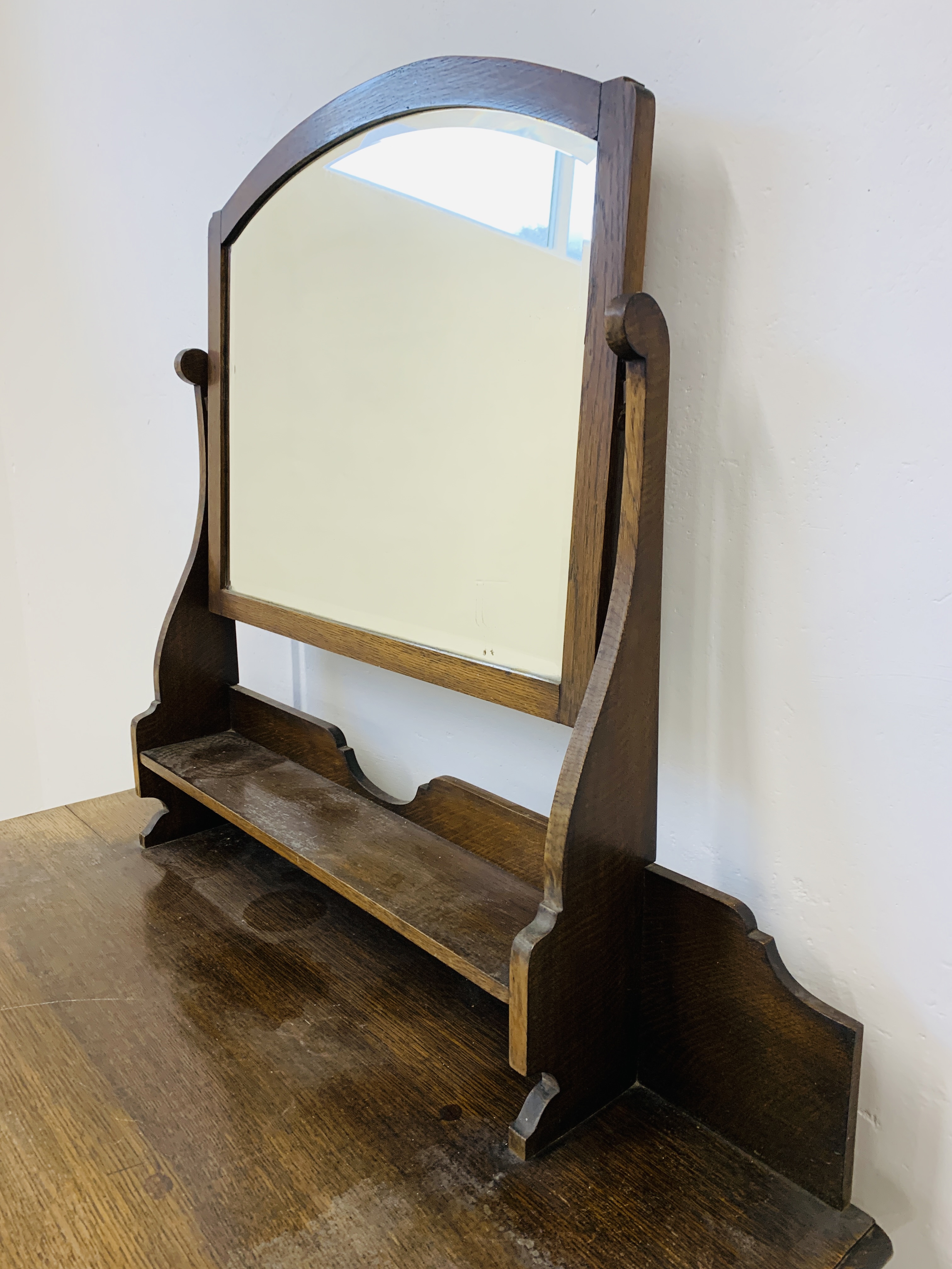 OAK 2 OVER 3 DRESSING CHEST WITH SWING MIRROR BACK UPSTAND. - Image 5 of 10