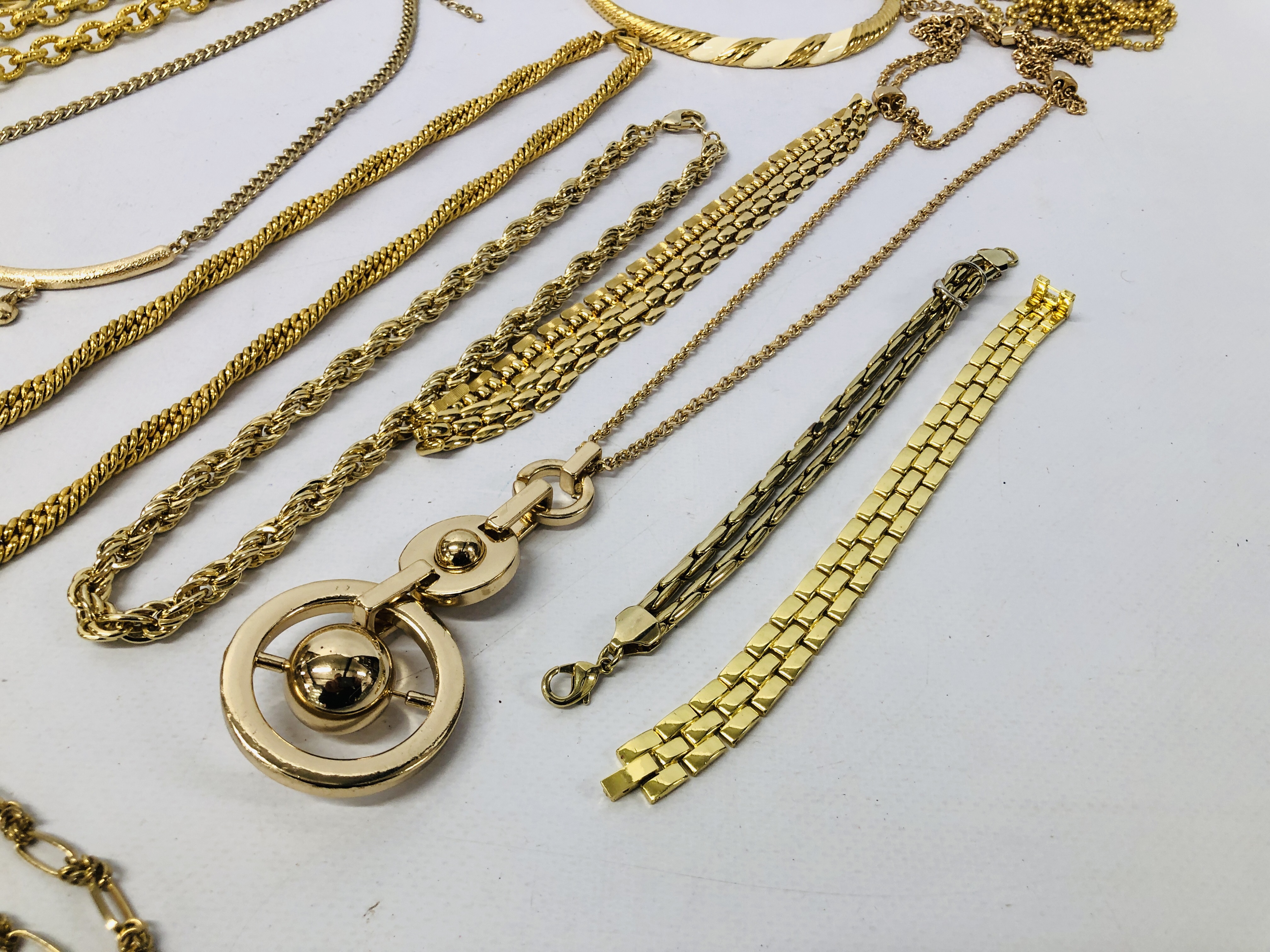 COLLECTION OF DESIGNER COSTUMER JEWELLERY, NECKLACES OF GOLD COLOUR VARIOUS DESIGNS AND LENGTH. - Image 2 of 6