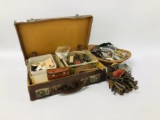 VINTAGE BROWN LEATHER CASE AND A COLLECTION OF MAINLY VINTAGE KEYS ETC.