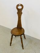 AN OAK SPINNERS CHAIR WITH CARVED BACK SUPPORT