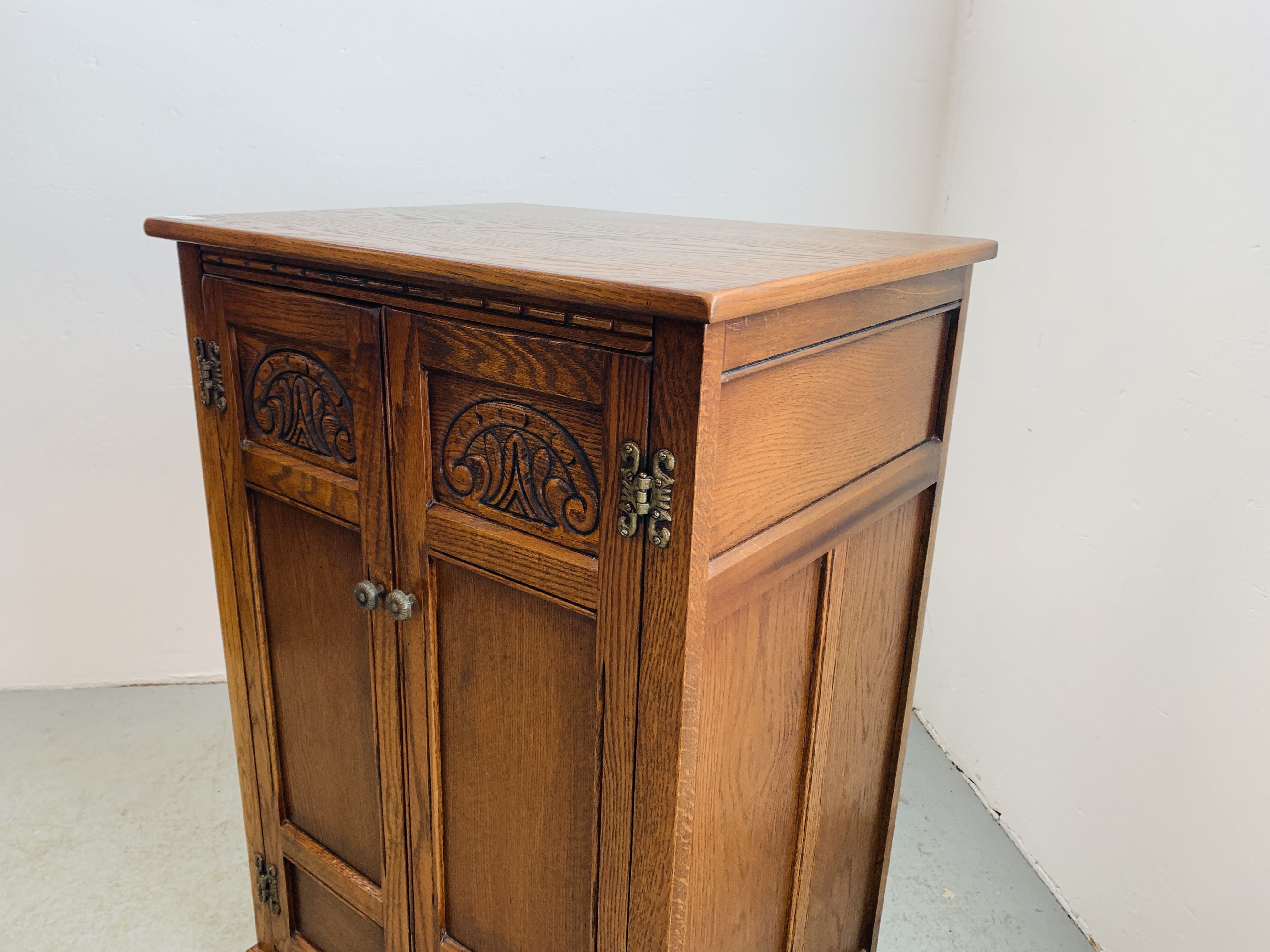 AN OLD CHARM STYLE TWO DOOR CABINET WITH SHELVED INTERIOR AND HINGED TOP - W 62CM. D 49CM. H 94CM. - Image 3 of 7