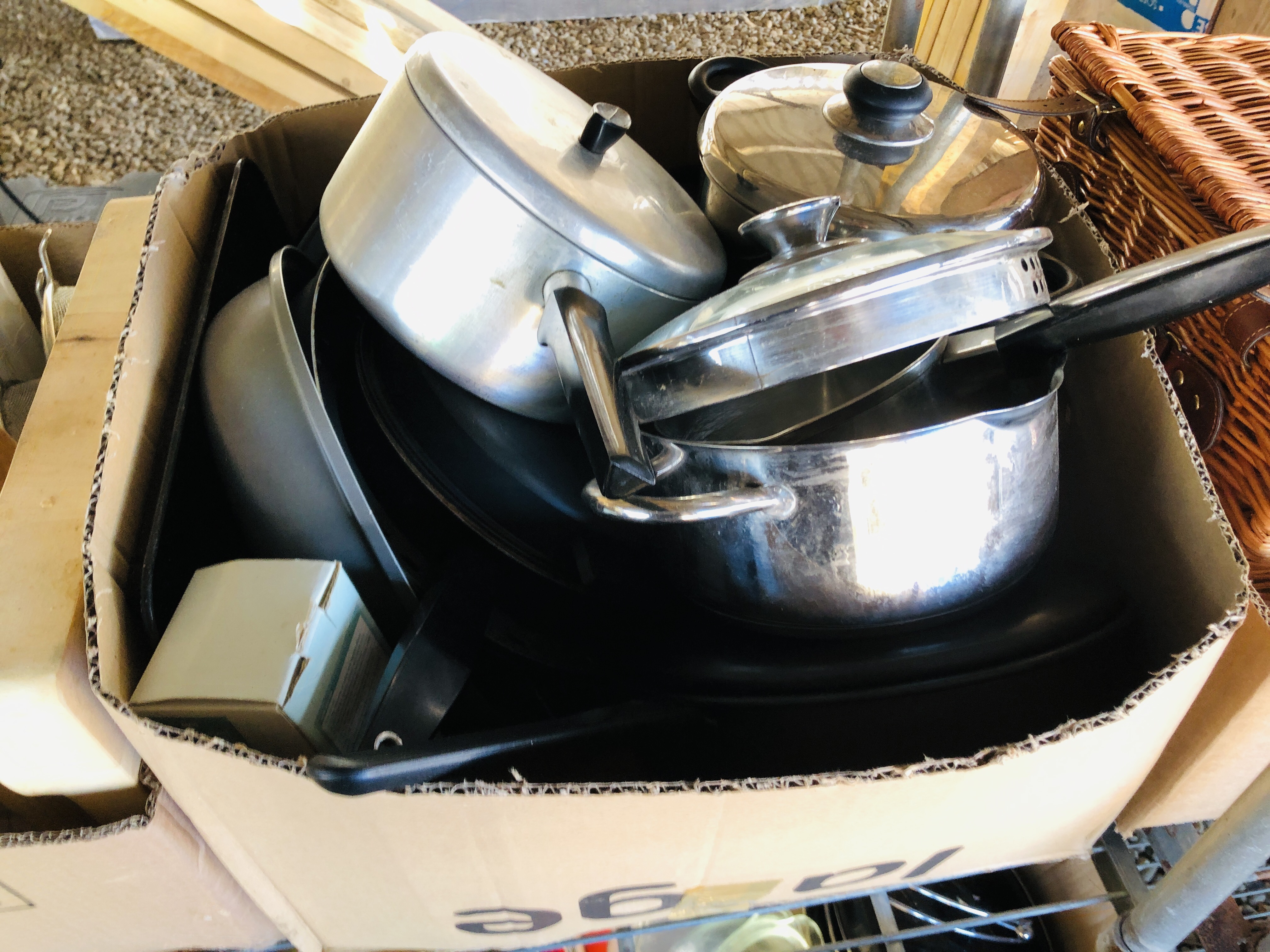 SEVEN BOXES OF ASSORTED KITCHENWARE TO INCLUDE CUTLERY, KNIVES, PANS, SCALES, PYREX, - Image 7 of 9