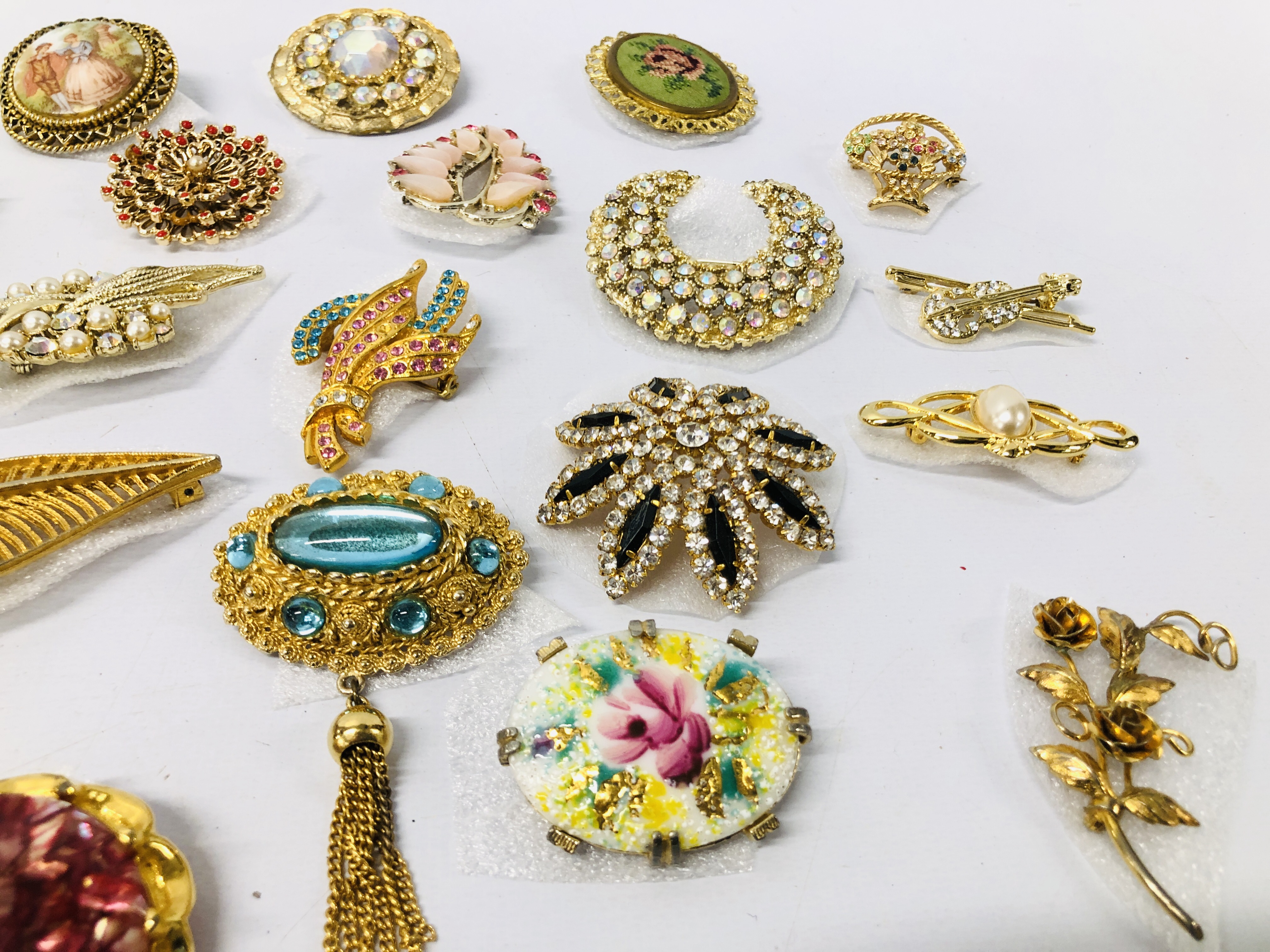 SMALL COLLECTION OF DECORATIVE BROOCHES INCLUDING GILT DESIGN, STONE SET, - Image 5 of 7