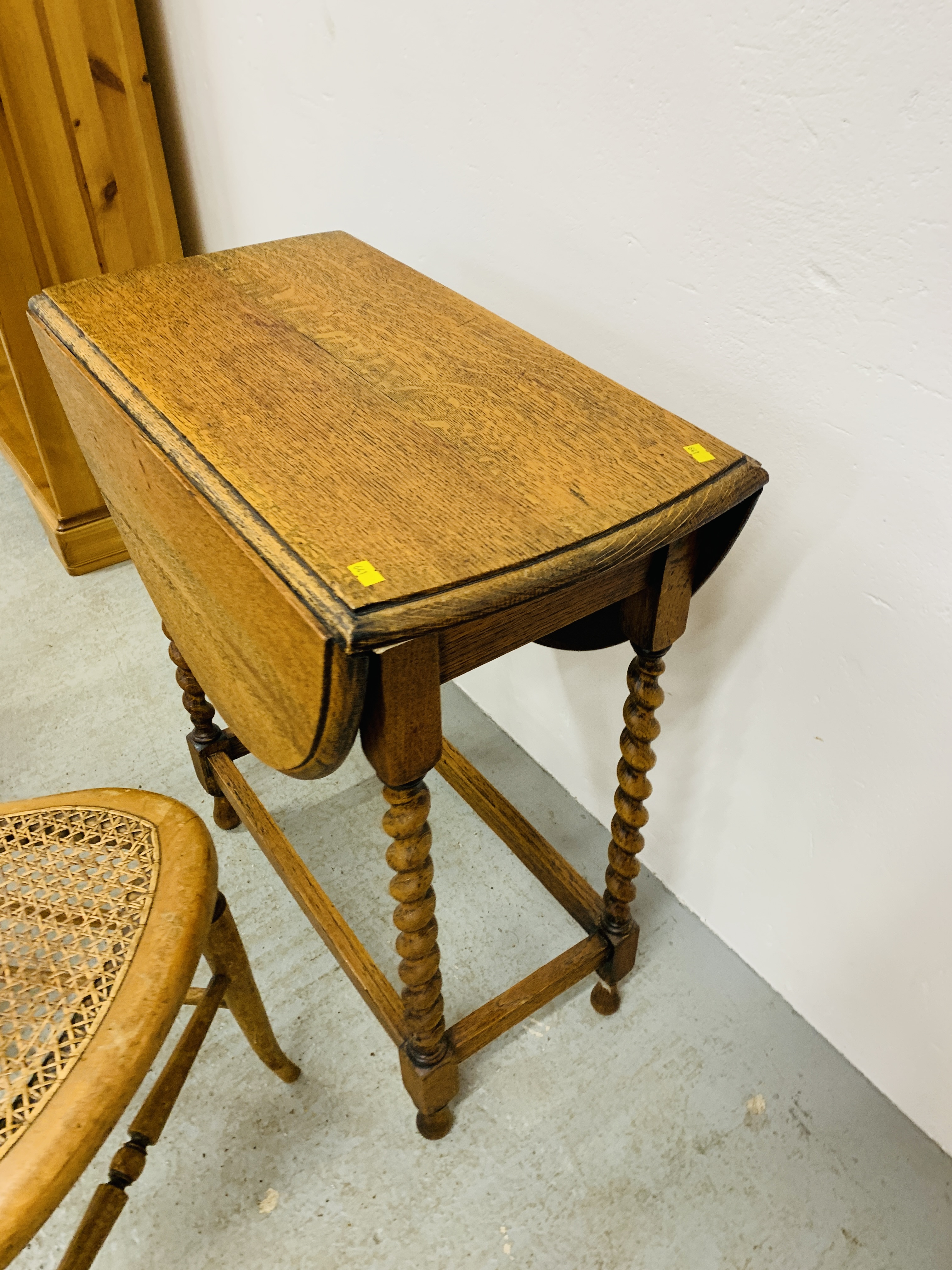 A SMALL OAK BARLEY TWIST DETAILED DROP FLAP OCCASIONAL TABLE, - Image 7 of 8