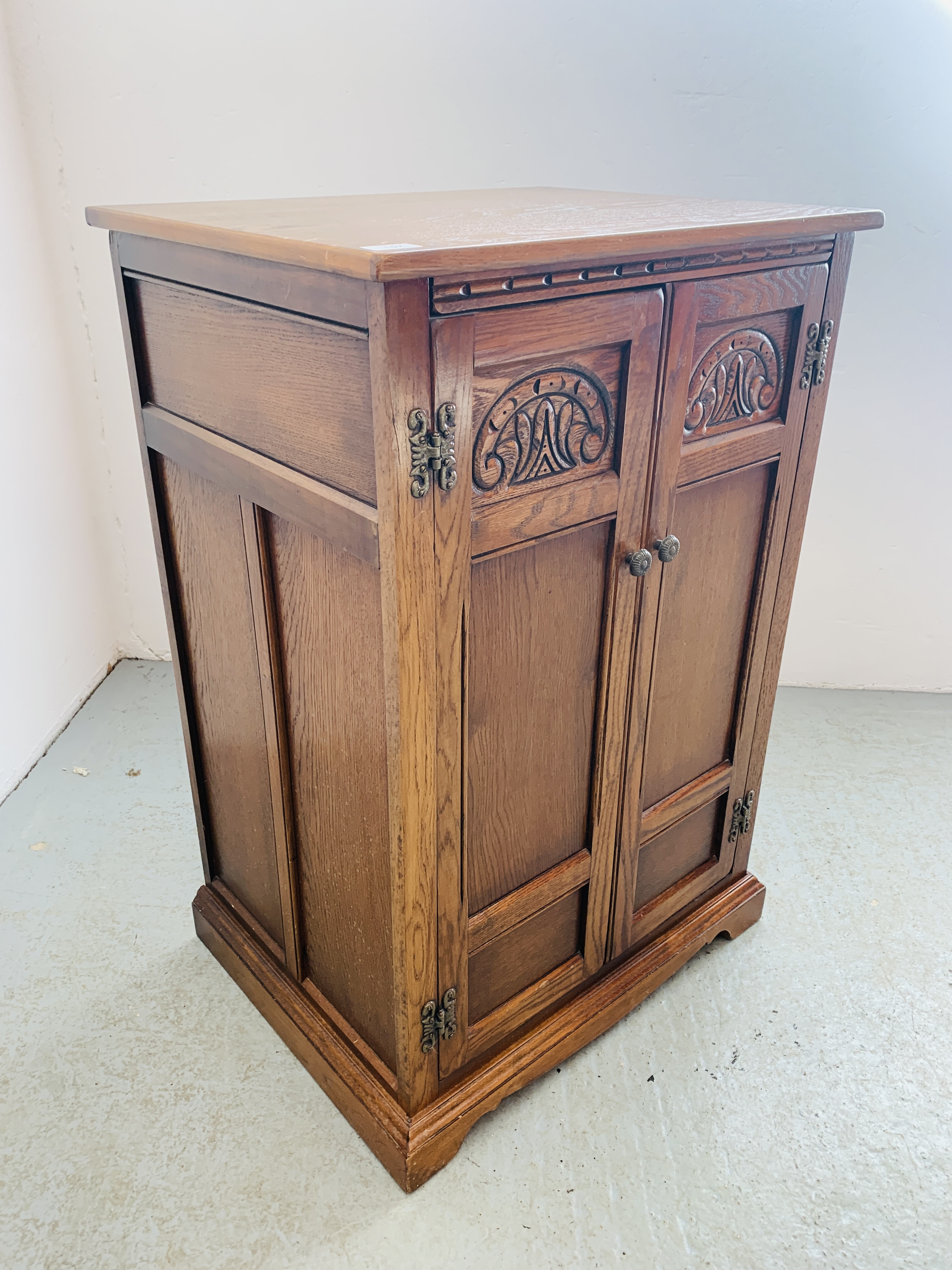 AN OLD CHARM STYLE TWO DOOR CABINET WITH SHELVED INTERIOR AND HINGED TOP - W 62CM. D 49CM. H 94CM. - Image 5 of 7
