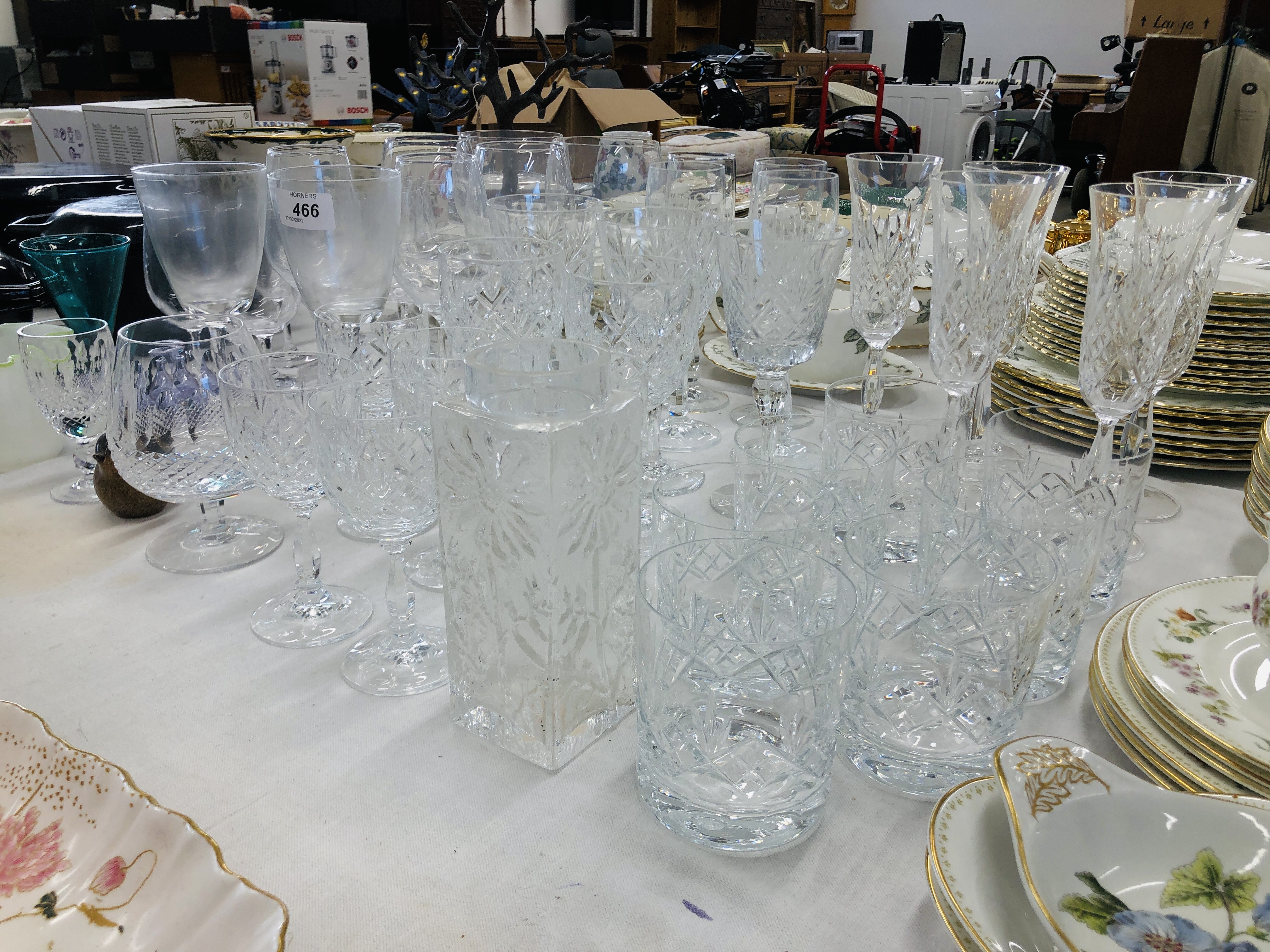 LARGE QUANTITY OF GOOD QUALITY DRINKING GLASSES TO INCLUDE A WATERFORDS WHISKY BALLOON & LIQUEUR - Image 2 of 4