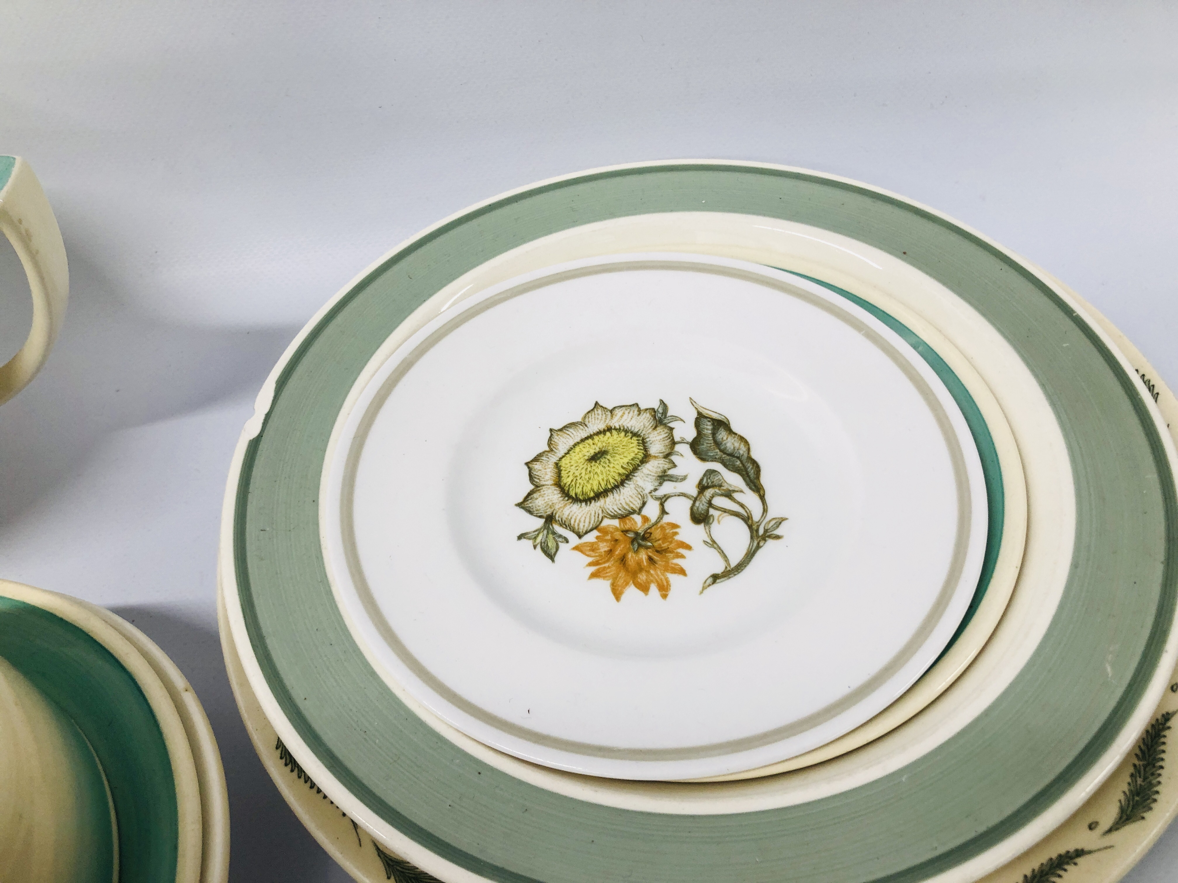 COLLECTION OF SUSIE COOPER TEA AND DINNERWARE - Image 10 of 20