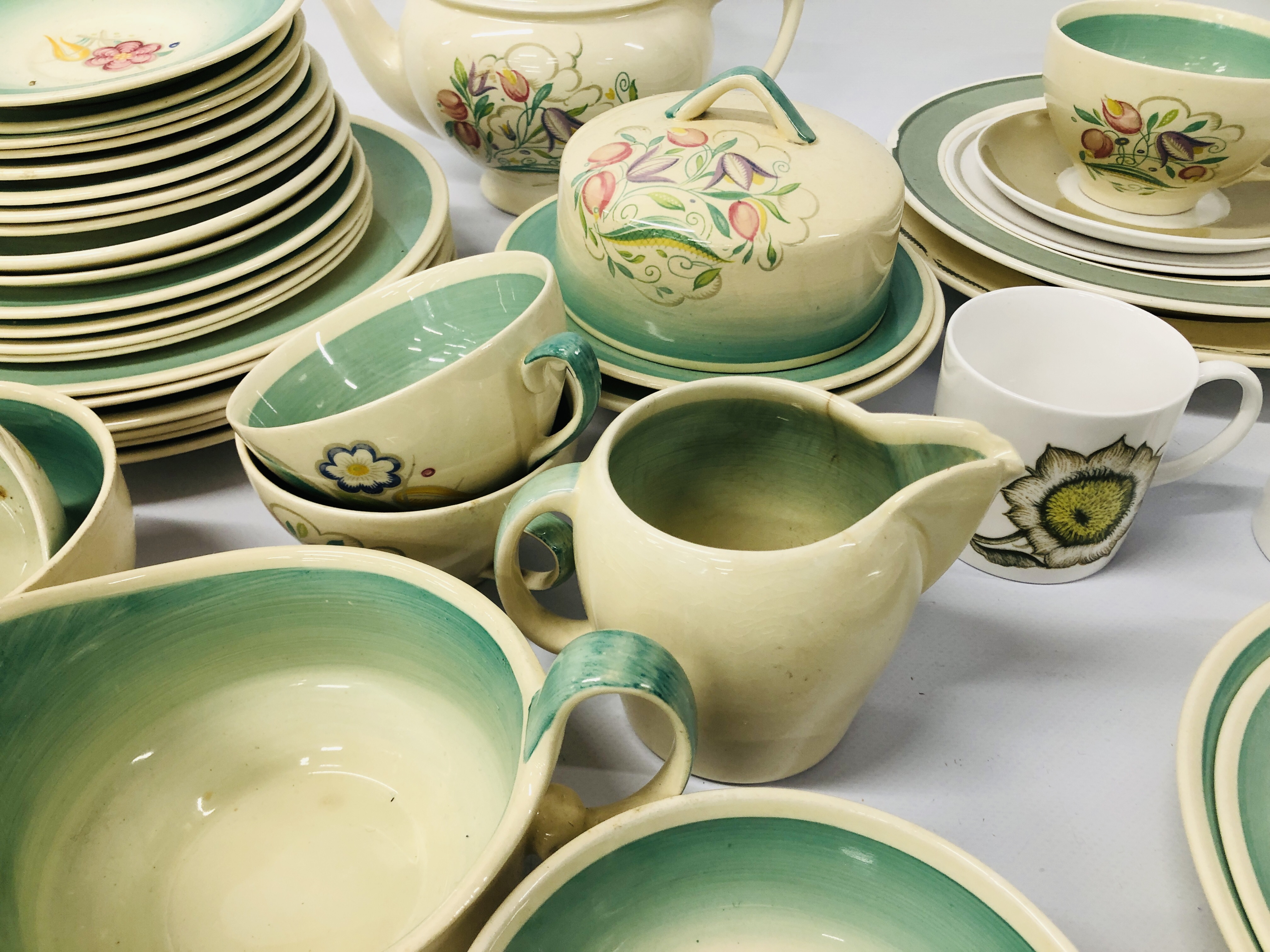 COLLECTION OF SUSIE COOPER TEA AND DINNERWARE - Image 4 of 20