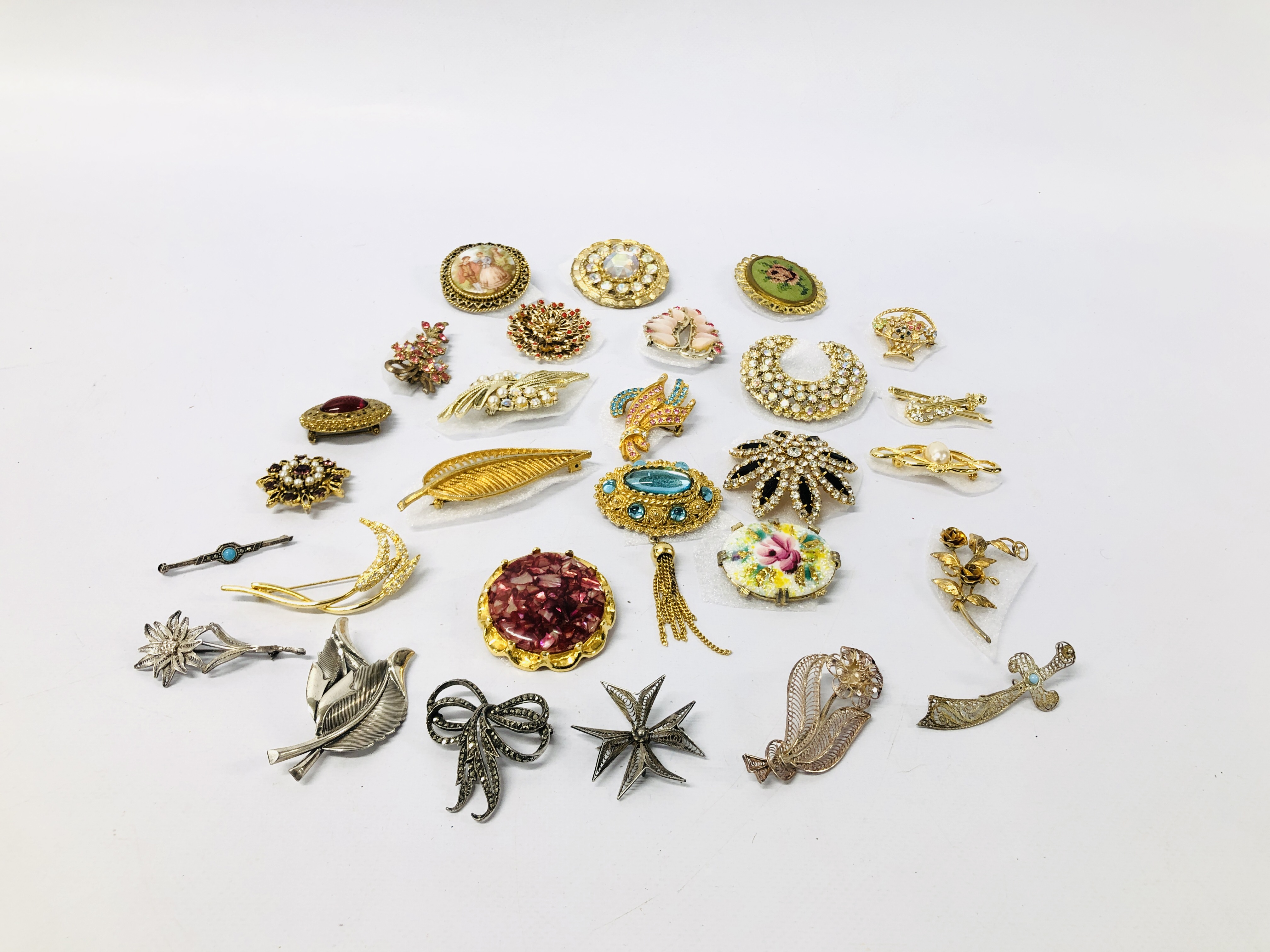 SMALL COLLECTION OF DECORATIVE BROOCHES INCLUDING GILT DESIGN, STONE SET,