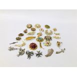 SMALL COLLECTION OF DECORATIVE BROOCHES INCLUDING GILT DESIGN, STONE SET,