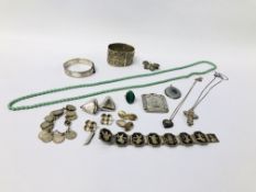 MIXED LOT OF SILVER AND WHITE METAL ITEMS TO INCLUDE BANGLES, RINGS, NECKLACE ETC.