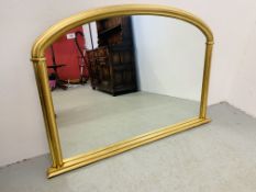 A REPRODUCTION GILT FRAMED OVER MANTEL MIRROR WITH ARCHED TOP - W 124CM. H 86CM.