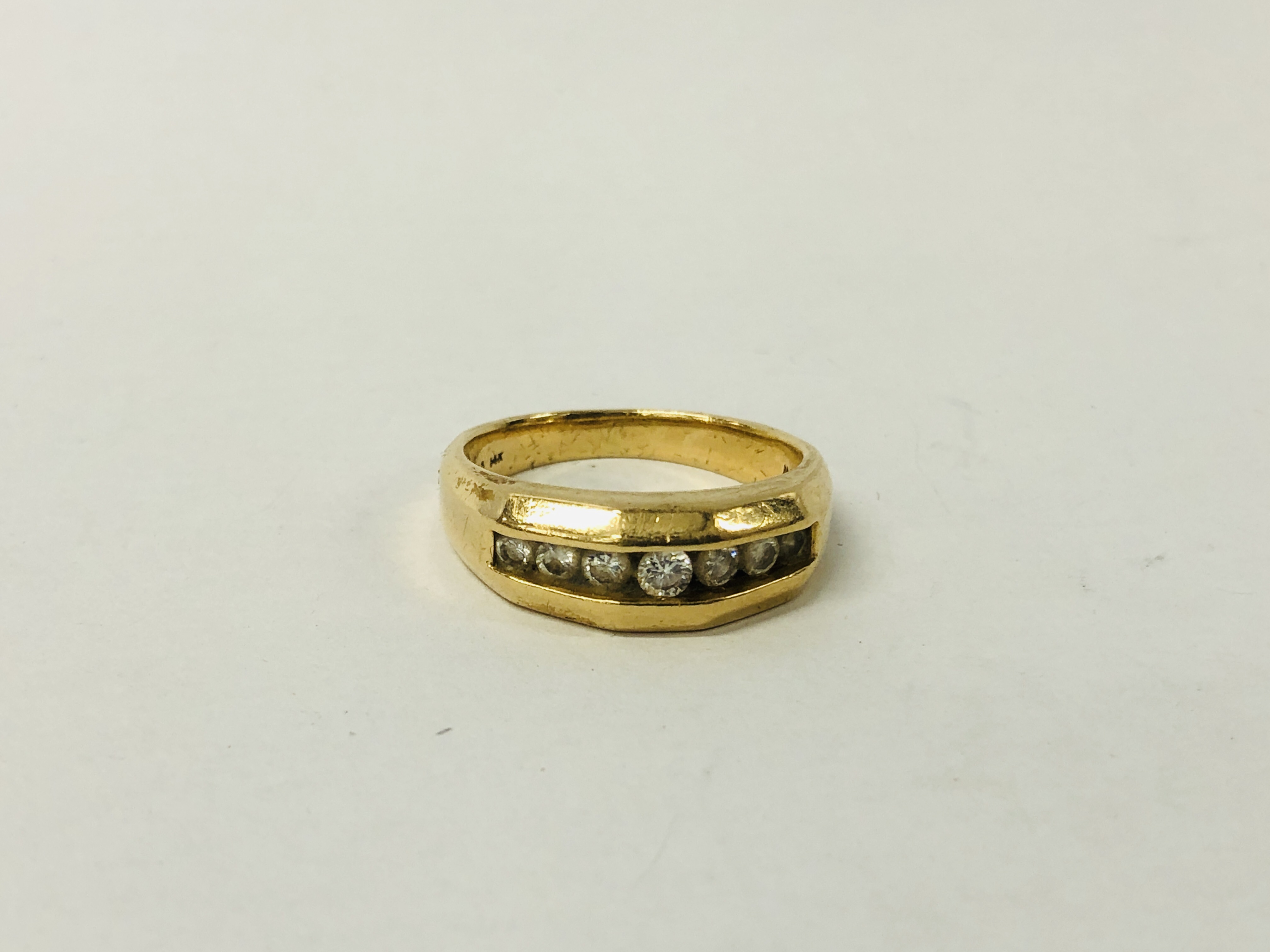 SEVEN STONE DIAMOND RING IN A 14K GOLD SETTING