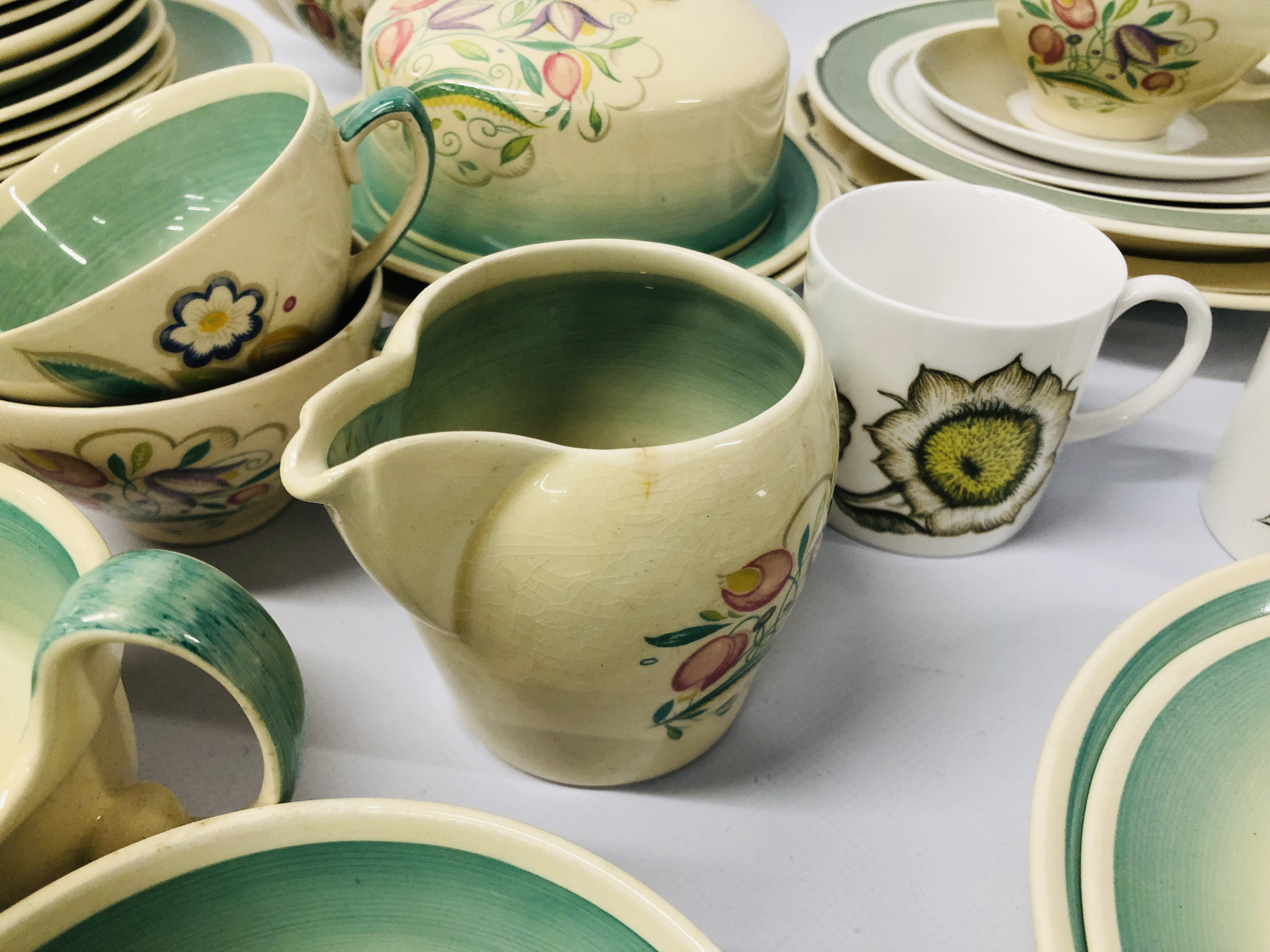COLLECTION OF SUSIE COOPER TEA AND DINNERWARE - Image 5 of 20