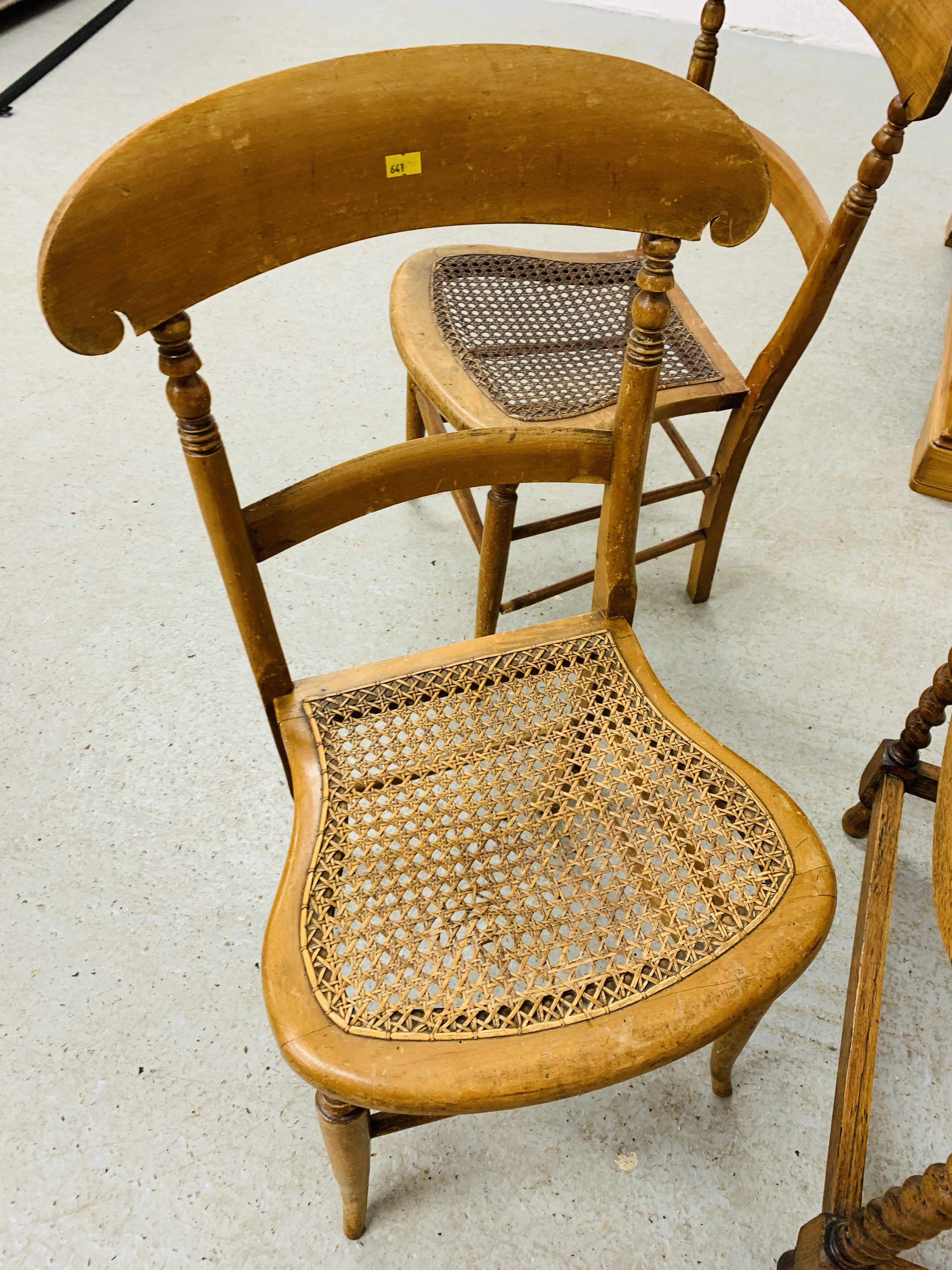 A SMALL OAK BARLEY TWIST DETAILED DROP FLAP OCCASIONAL TABLE, - Image 8 of 8