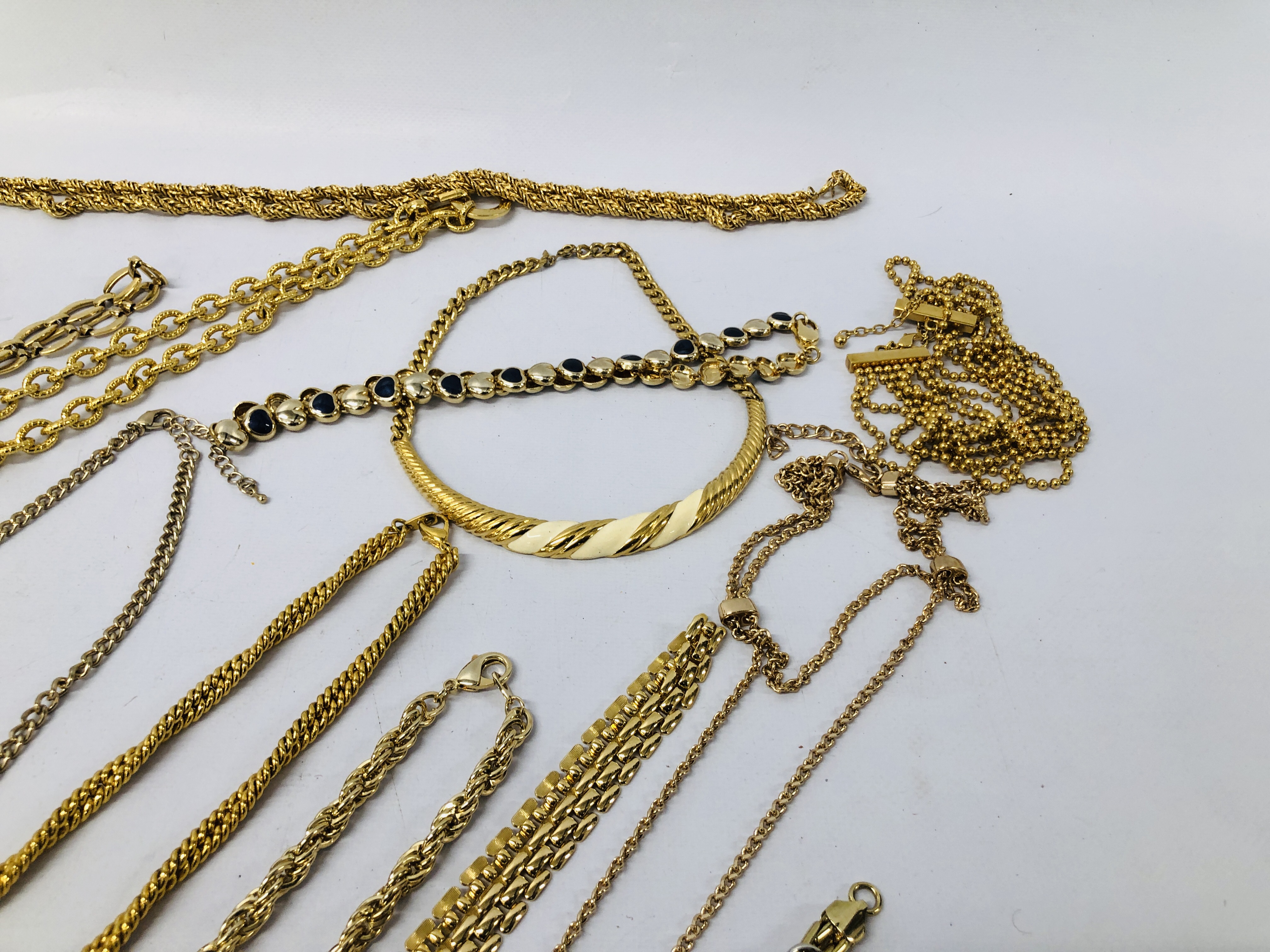 COLLECTION OF DESIGNER COSTUMER JEWELLERY, NECKLACES OF GOLD COLOUR VARIOUS DESIGNS AND LENGTH. - Image 3 of 6