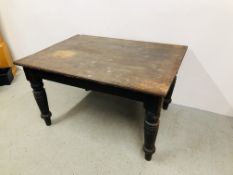 VICTORIAN COUNTY PINE KITCHEN TABLE ON TURNED LEGS LENGTH 134CM X WIDTH 97CM.