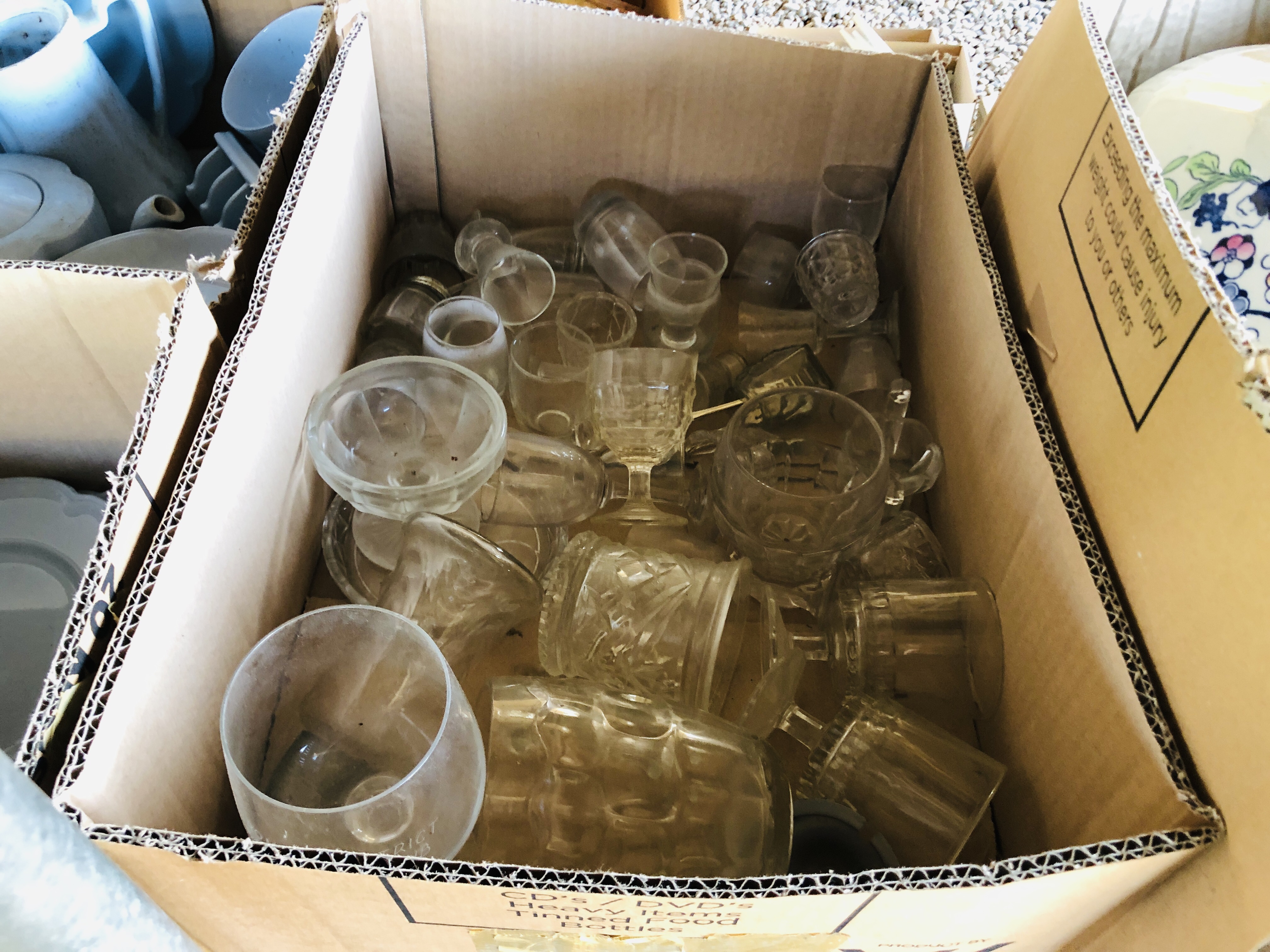 10 BOXES OF ASSORTED HOUSEHOLD AND VINTAGE EFFECTS TO INCLUDE TABLEWARES, GLASSWARES, - Image 10 of 17