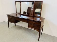 A STAG MINSTREL 5 DRAWER DRESSING TABLE WITH TRIPLE VANITY MIRROR - W 152CM. D 47CM. H 71CM.