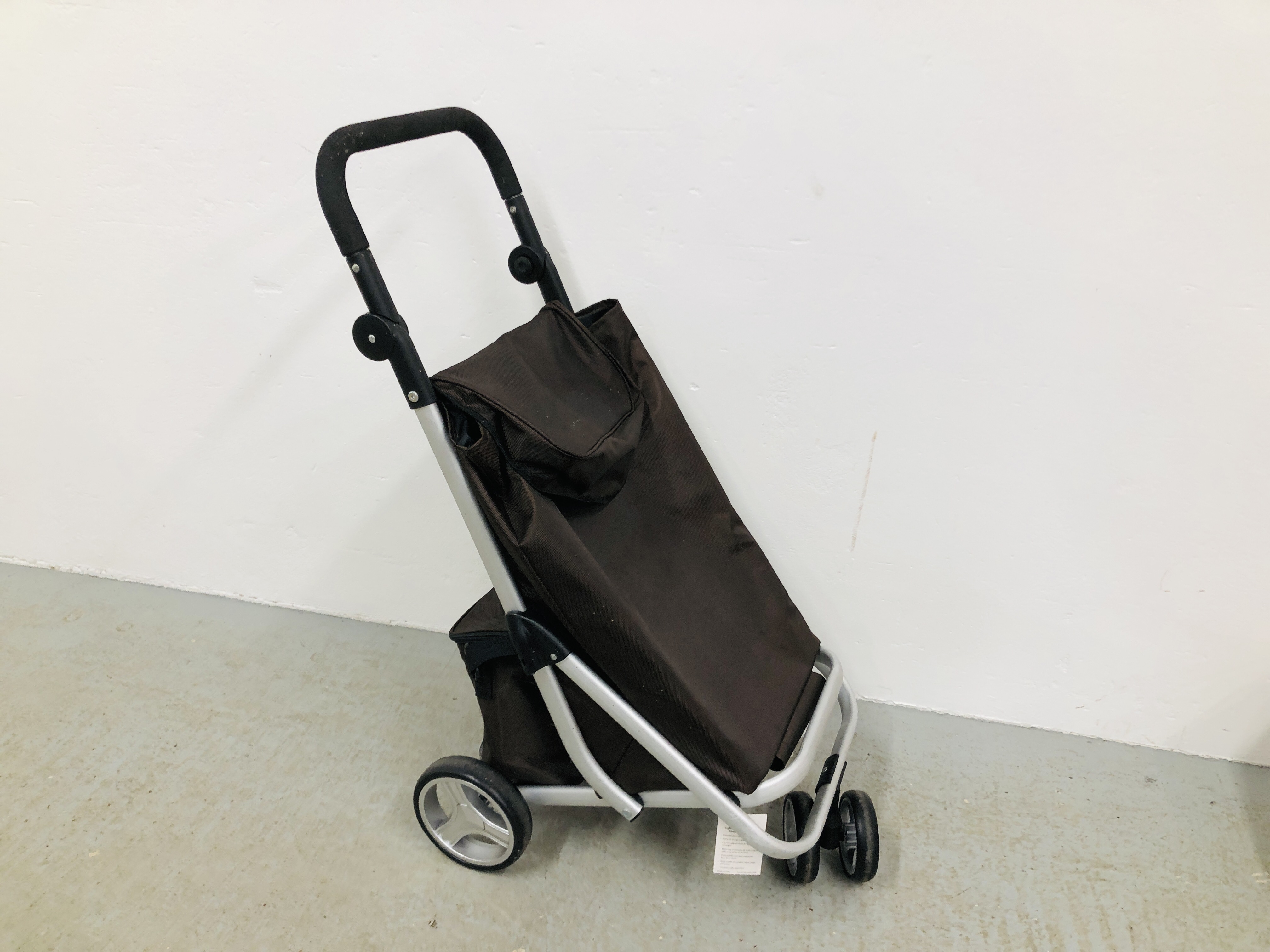 A BERGMAN LIGHT WEIGHT SHOPPING TROLLEY - Image 2 of 4