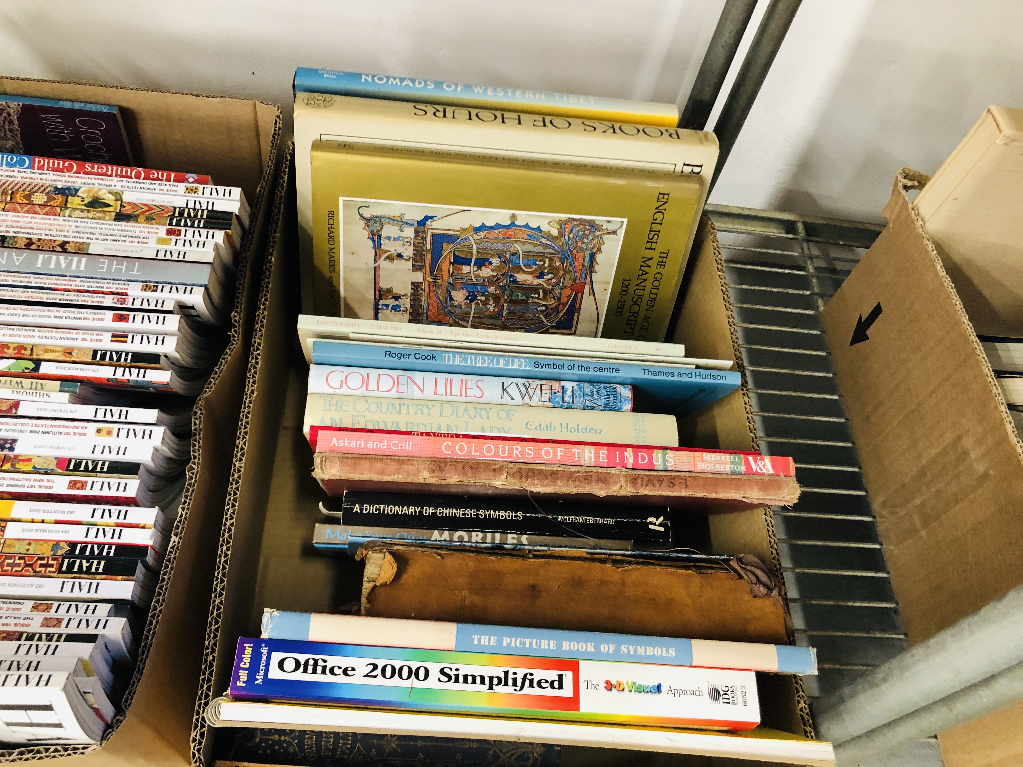 6 X BOXES OF ASSORTED BOOKS TO INCLUDE HALI TEXTILE MAGAZINES, CHINESE PAINTING TECHNIQUES, - Image 11 of 11
