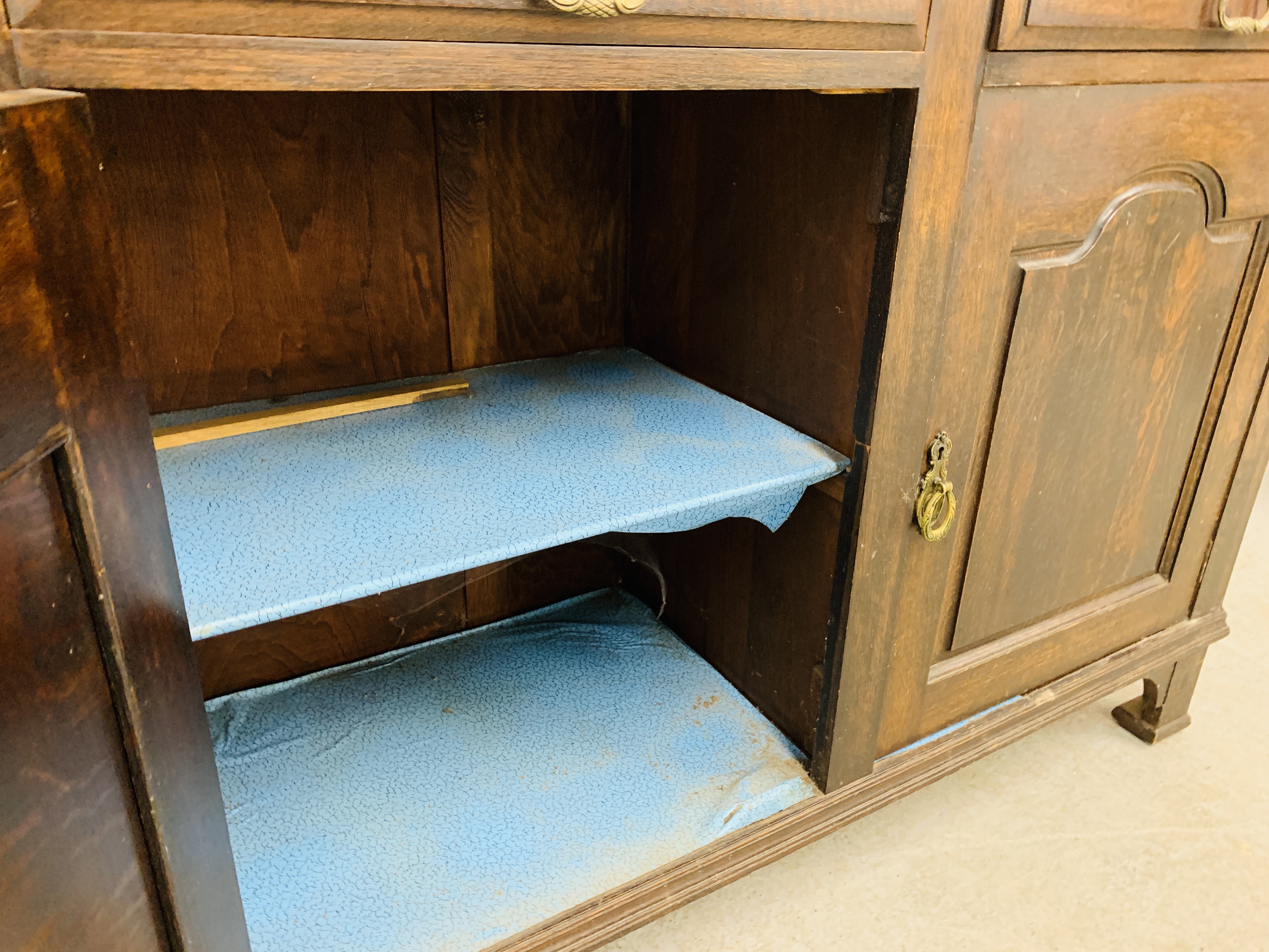 AN OAK 2 DRAWER, 2 DOOR DRESSER WITH MIRROR BACK AND SHELF UPSTAND ON 2 COLUMN SUPPORTS. - Image 7 of 7