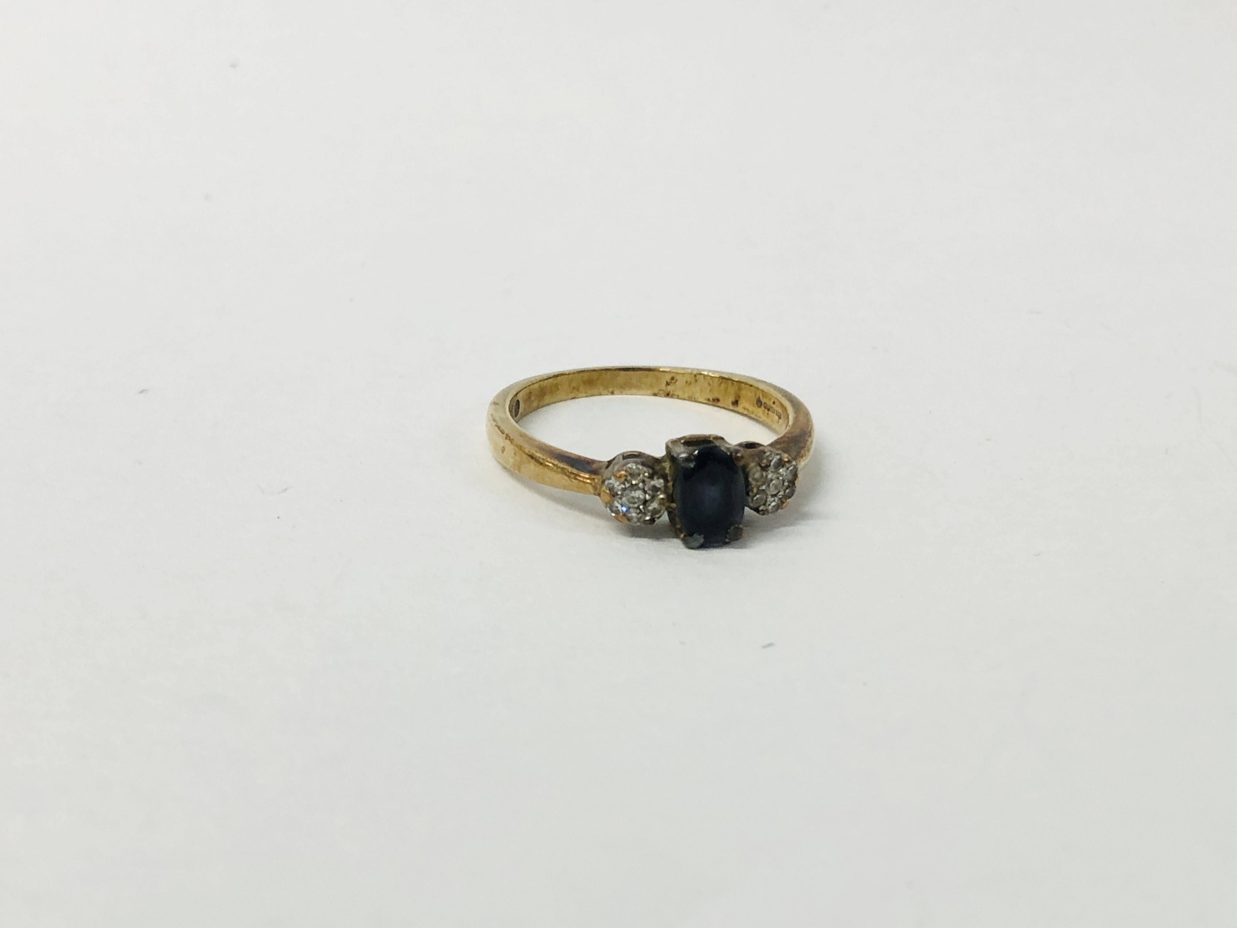 9CT GOLD RING SET WITH CENTRAL BLUE STONE,