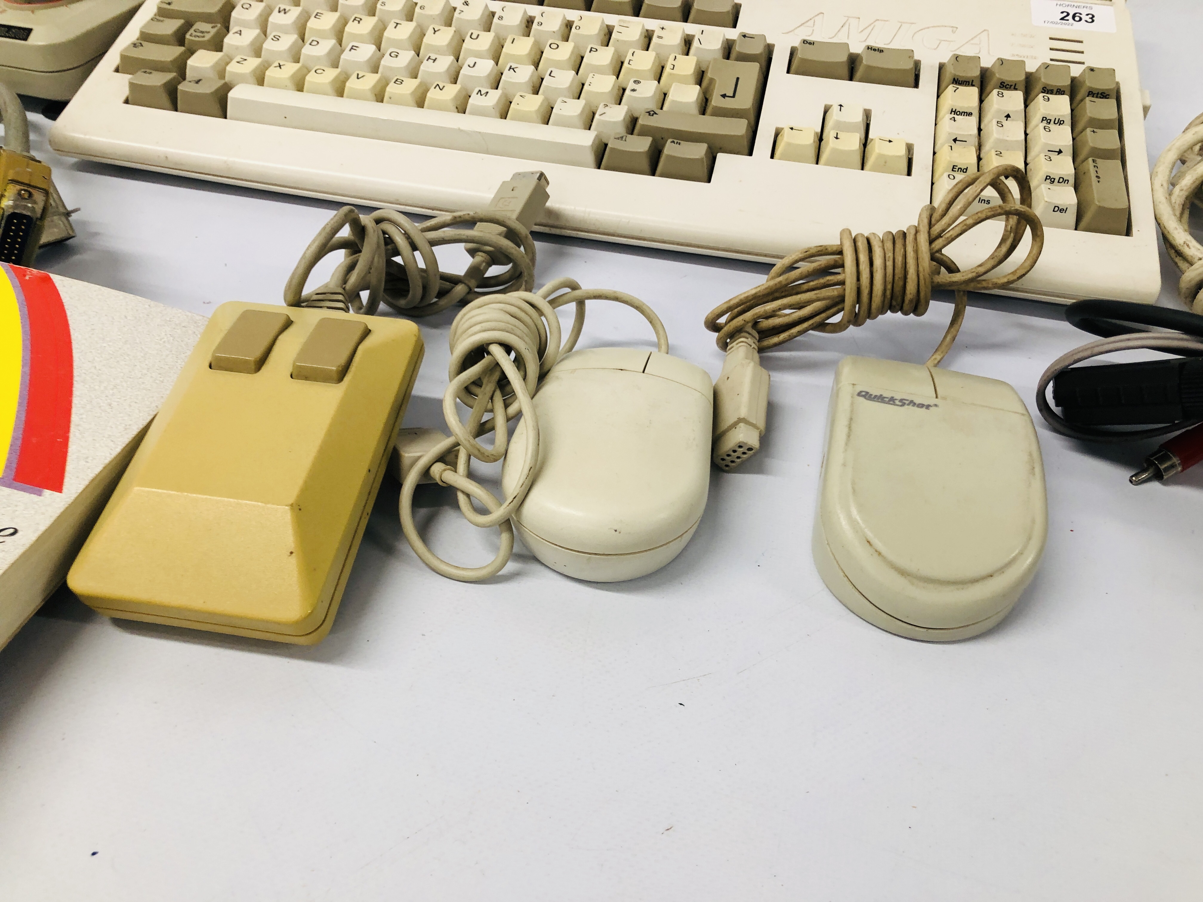 AMIGA COMMODORE A1200 CONSOLE WITH ACCESSORIES - SOLD AS SEEN - Image 2 of 7