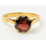 9CT GOLD SINGLE STONE GARNET RING IN A RAISED SETTING