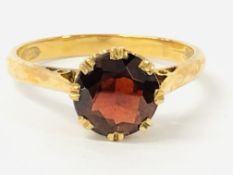 9CT GOLD SINGLE STONE GARNET RING IN A RAISED SETTING