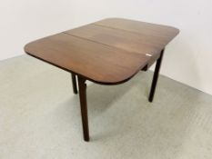 A VICTORIAN OAK DROP SIDE DINING TABLE / OPEN W 133CM X D 91CM.