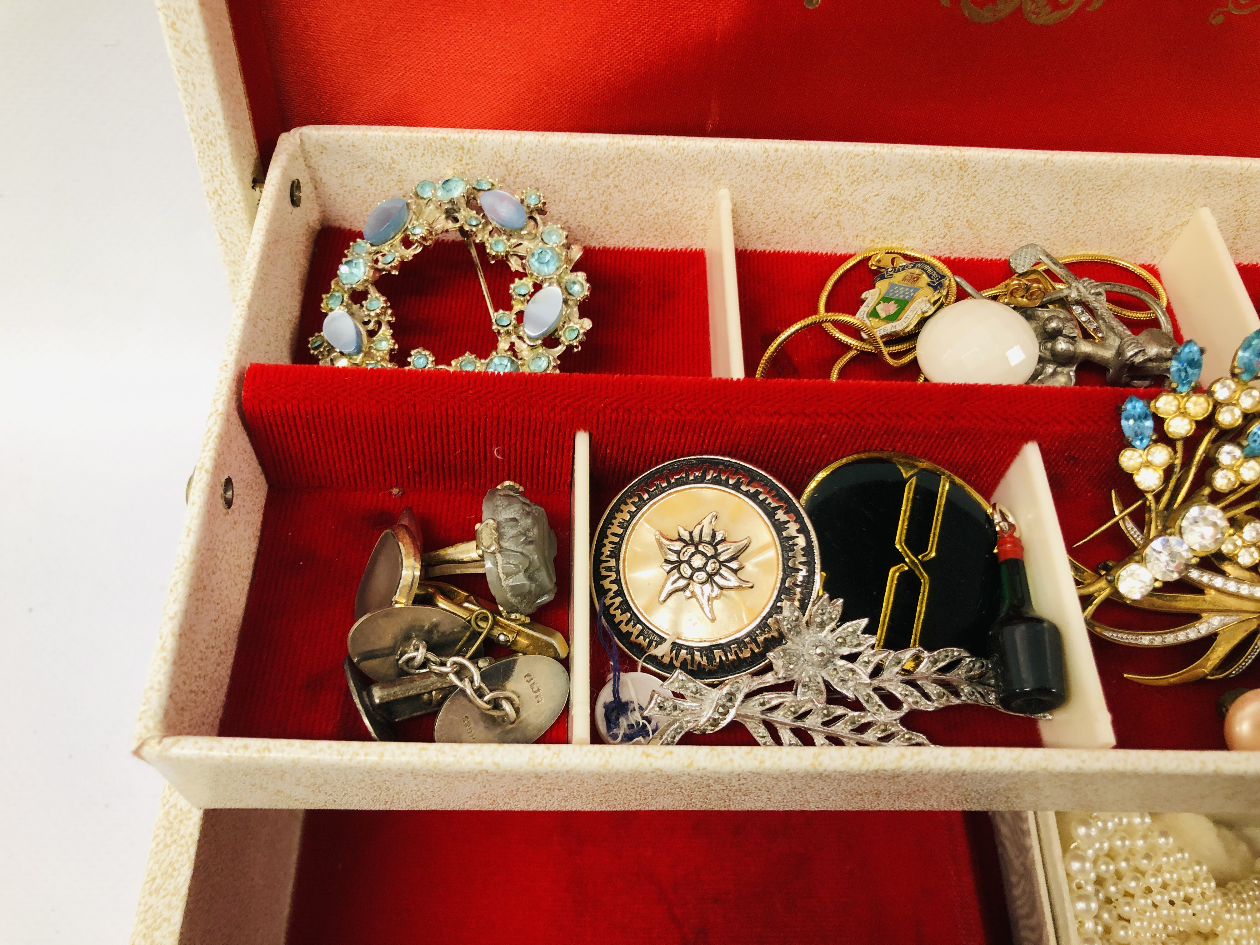 JEWELLERY BOX AND CONTENTS TO INCLUDE COSTUME JEWELLERY, BROOCHES, GLASS BEADED NECKLACES, - Image 8 of 13