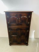 A GOOD QUALITY REPRODUCTION SOLID OAK ANTIQUE EFFECT CABINET,