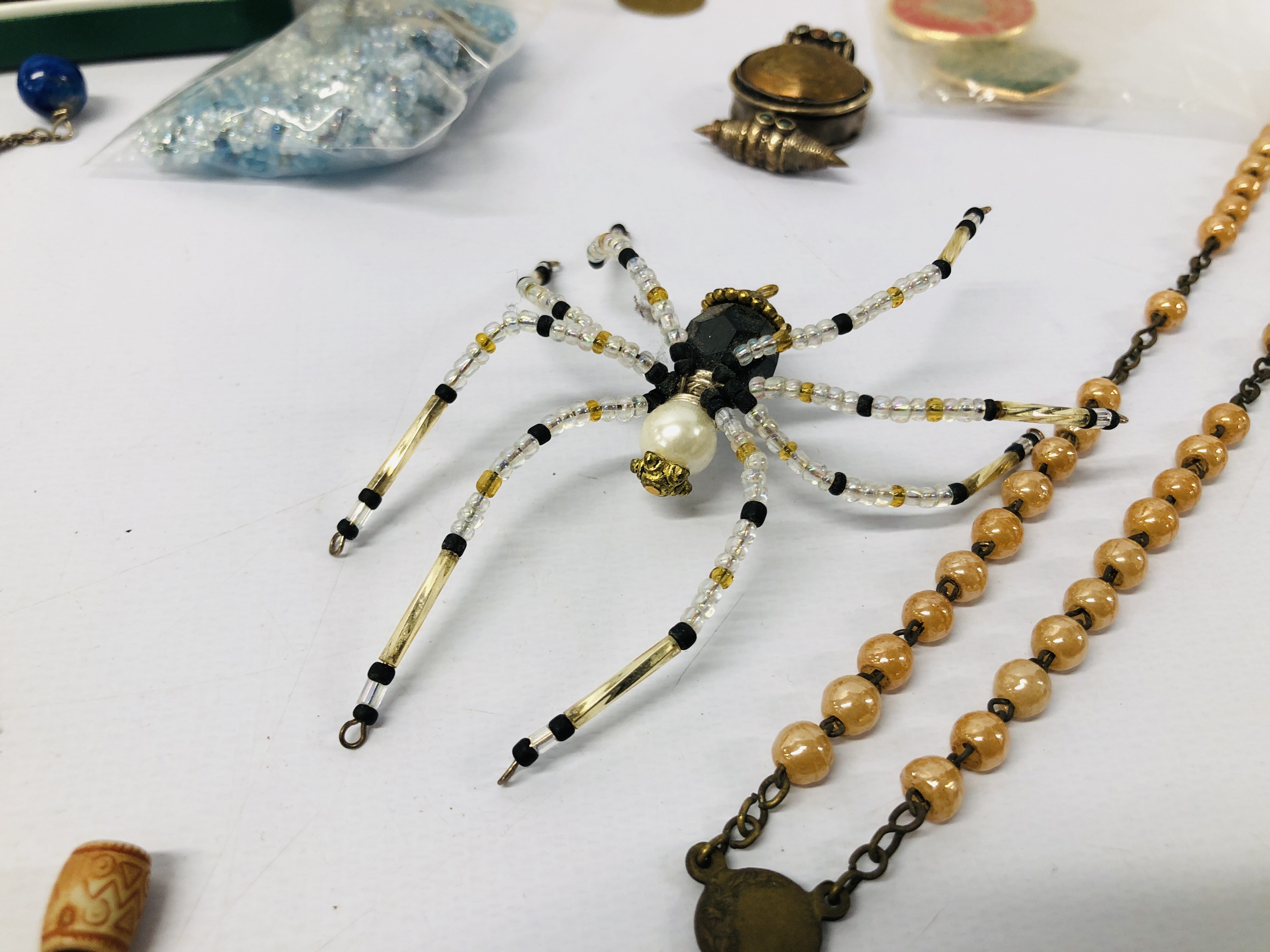 BOX OF VINTAGE COSTUME JEWELLERY AND WATCHES TO INCLUDE A BEADED SPIDER, BADGES, - Image 5 of 19