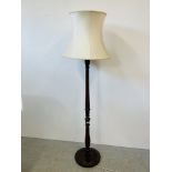 A REPRODUCTION TURNED WOODEN LAMP STANDARD WITH CREAM SHADE