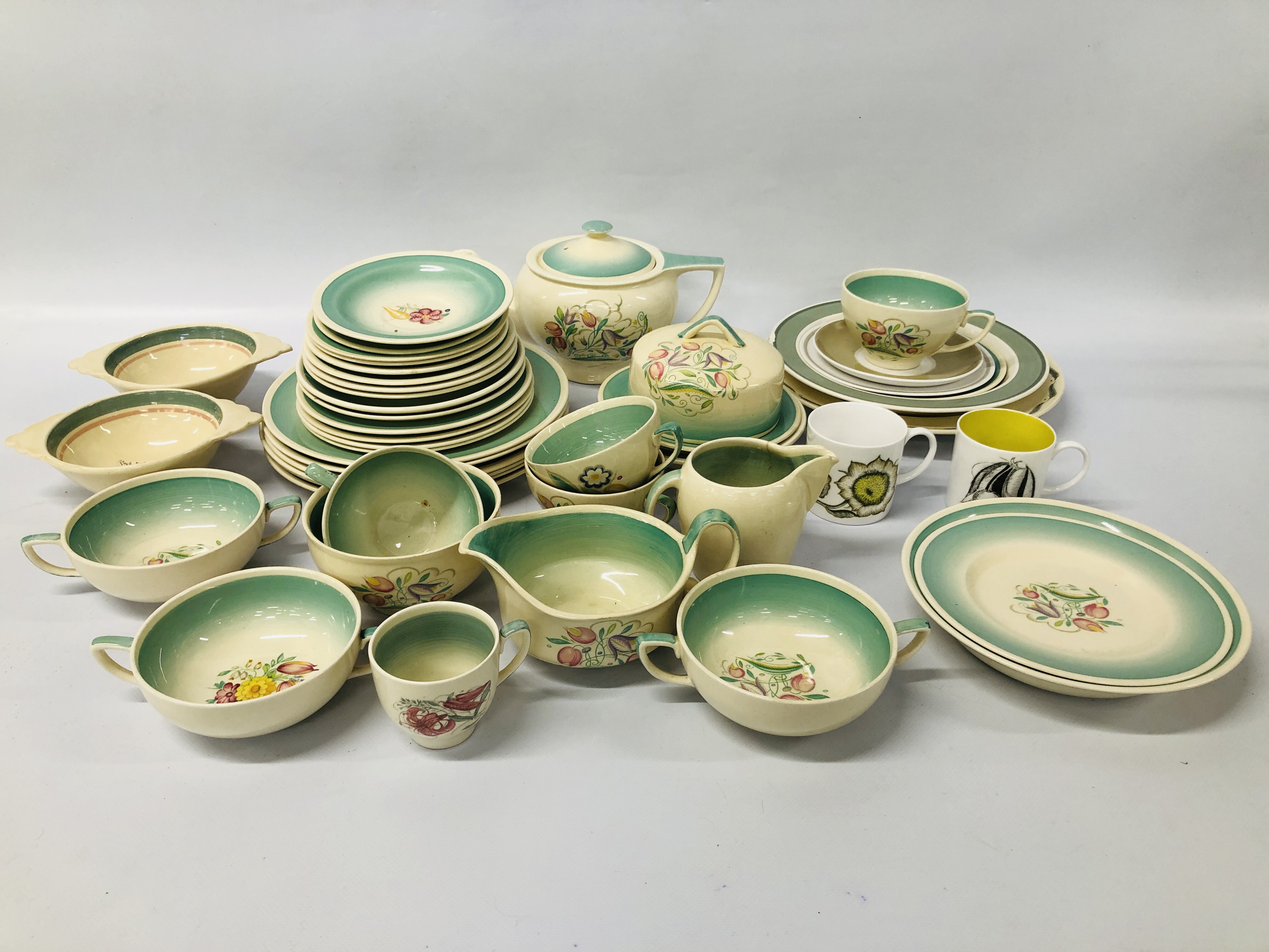COLLECTION OF SUSIE COOPER TEA AND DINNERWARE