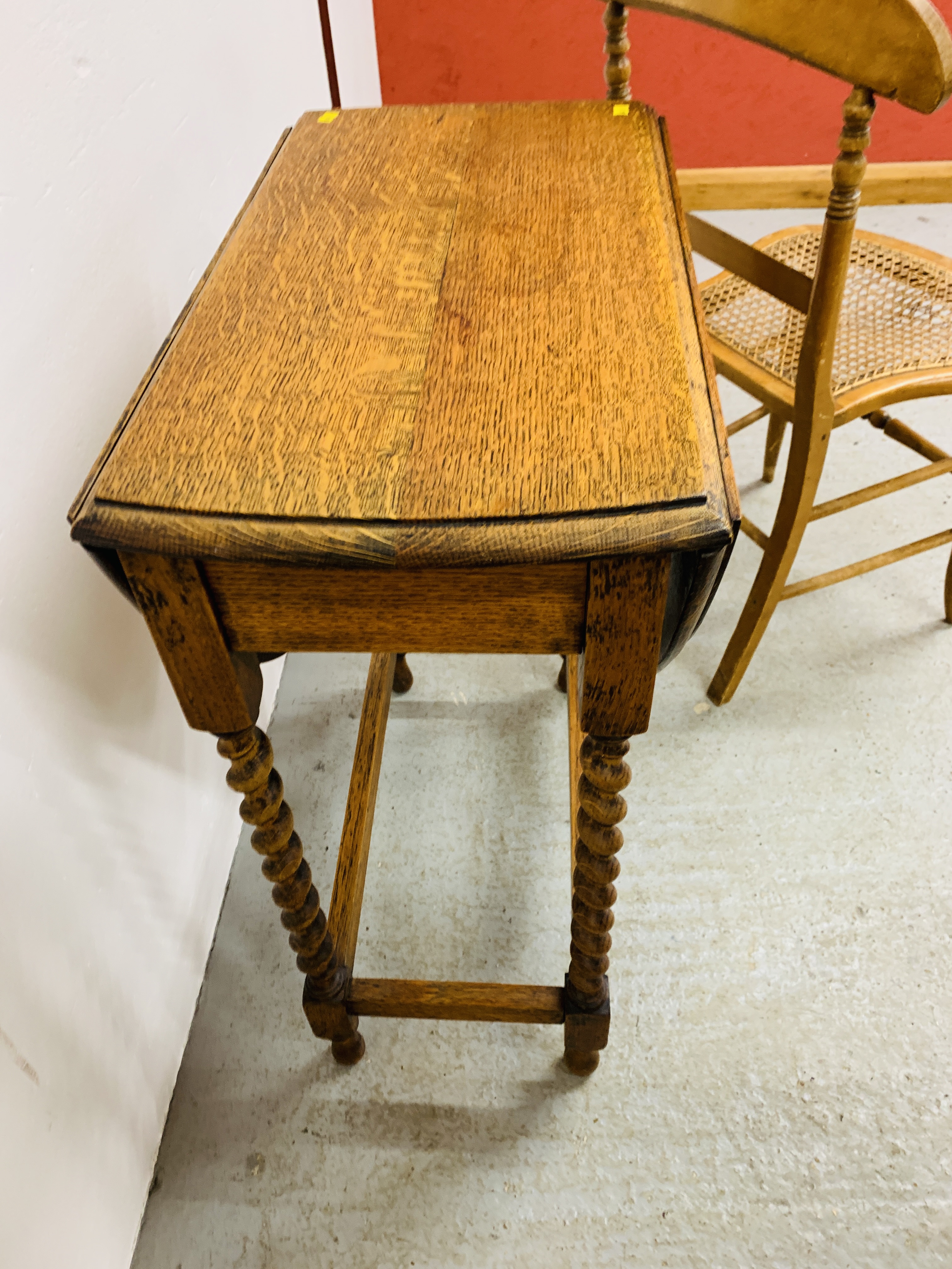 A SMALL OAK BARLEY TWIST DETAILED DROP FLAP OCCASIONAL TABLE, - Image 6 of 8