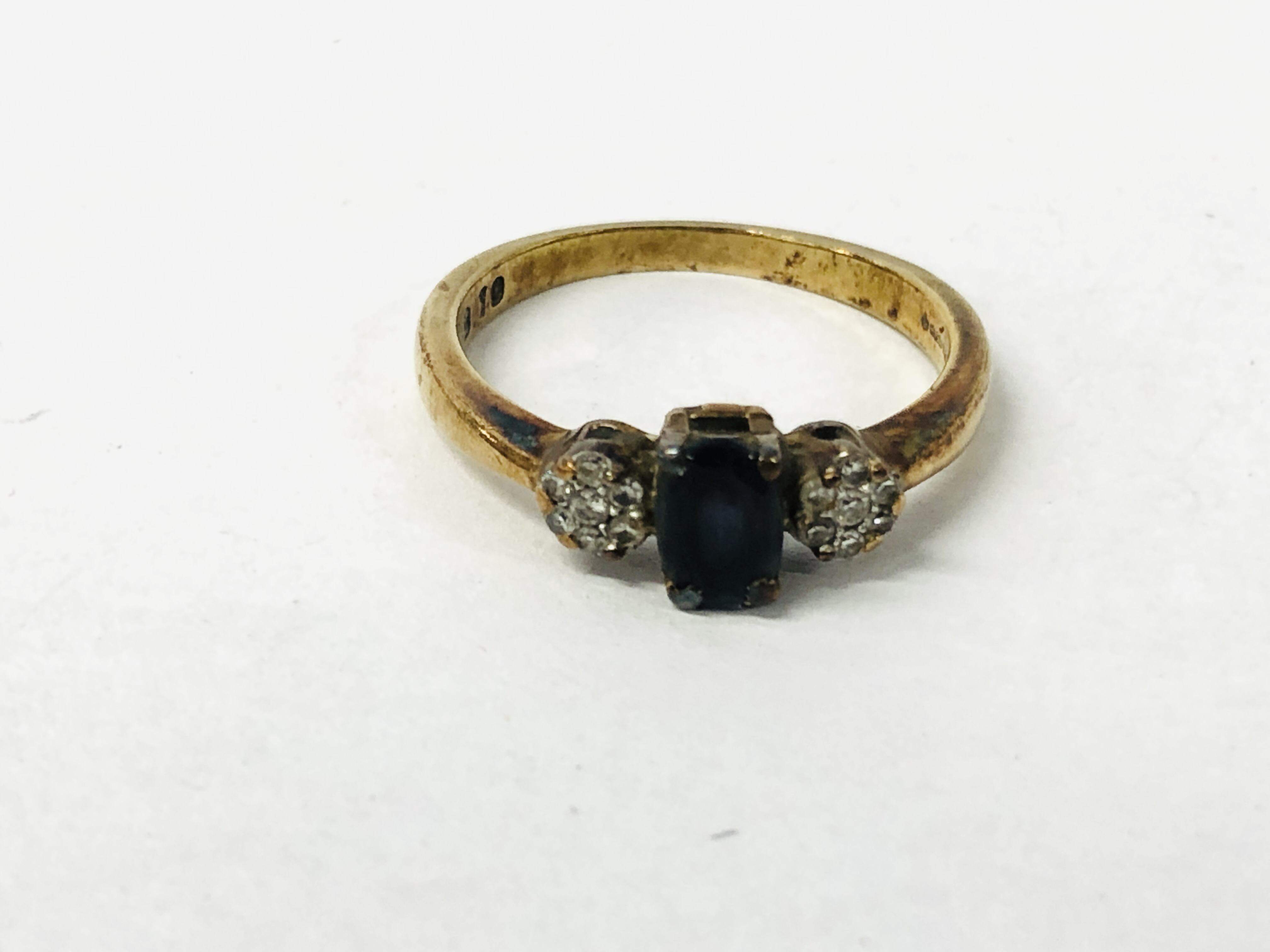 9CT GOLD RING SET WITH CENTRAL BLUE STONE, - Image 2 of 8