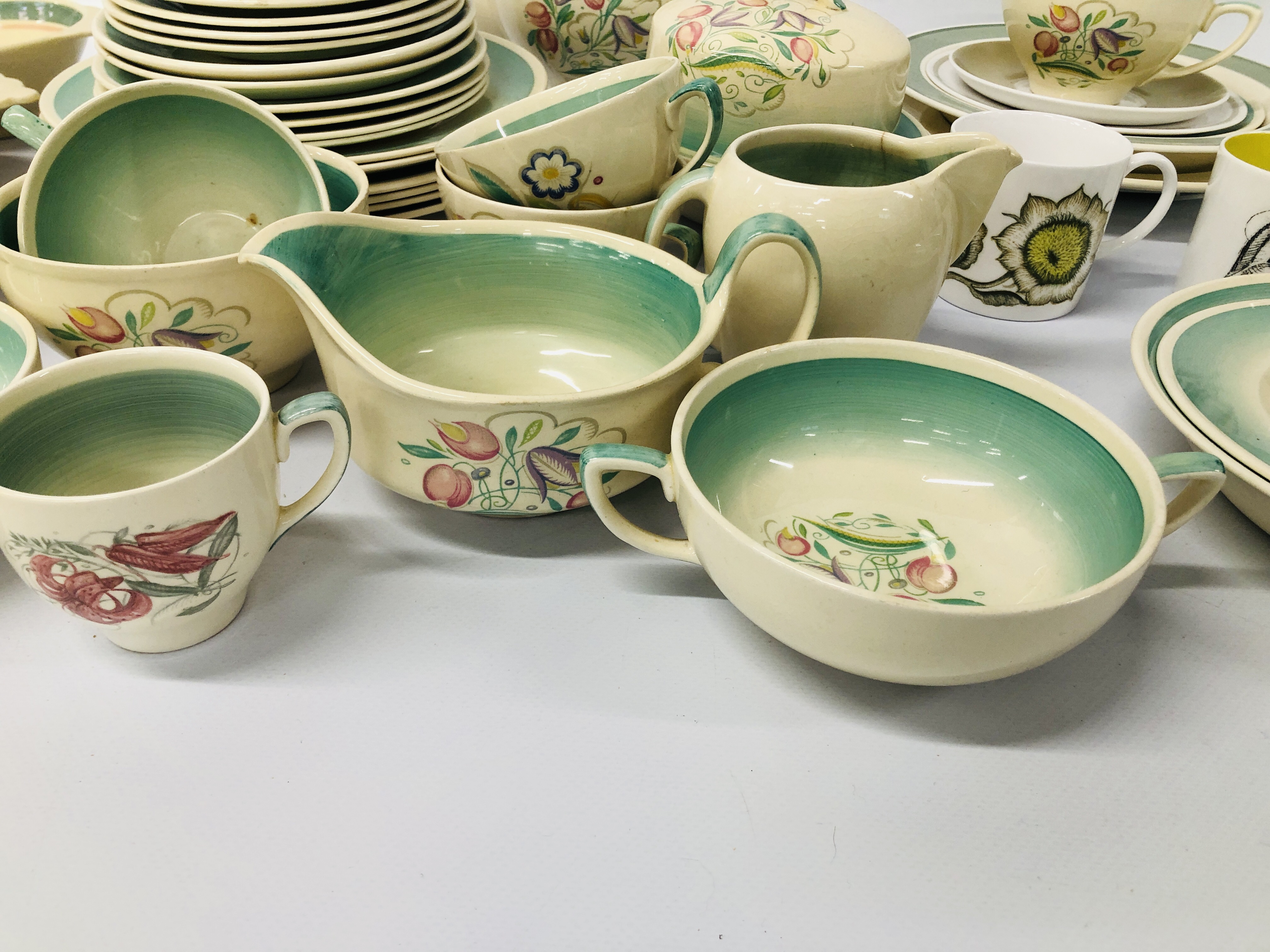 COLLECTION OF SUSIE COOPER TEA AND DINNERWARE - Image 3 of 20