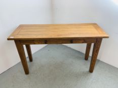 A SOLID LIGHT OAK HALL / SIDE TABLE WITH SINGLE DRAWER - W 127CM. D 46CM. H 76CM.