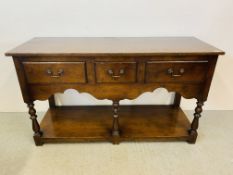 A GOOD QUALITY REPRODUCTION OAK DRESSER BASE, THREE DRAWERS ABOVE AN OPEN SHELF - W 137CM. D 48CM.