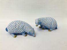 2 X HEREND HAND PAINTED BADGERS, BLUE FISHNET PATTERN - L 15.5CM.