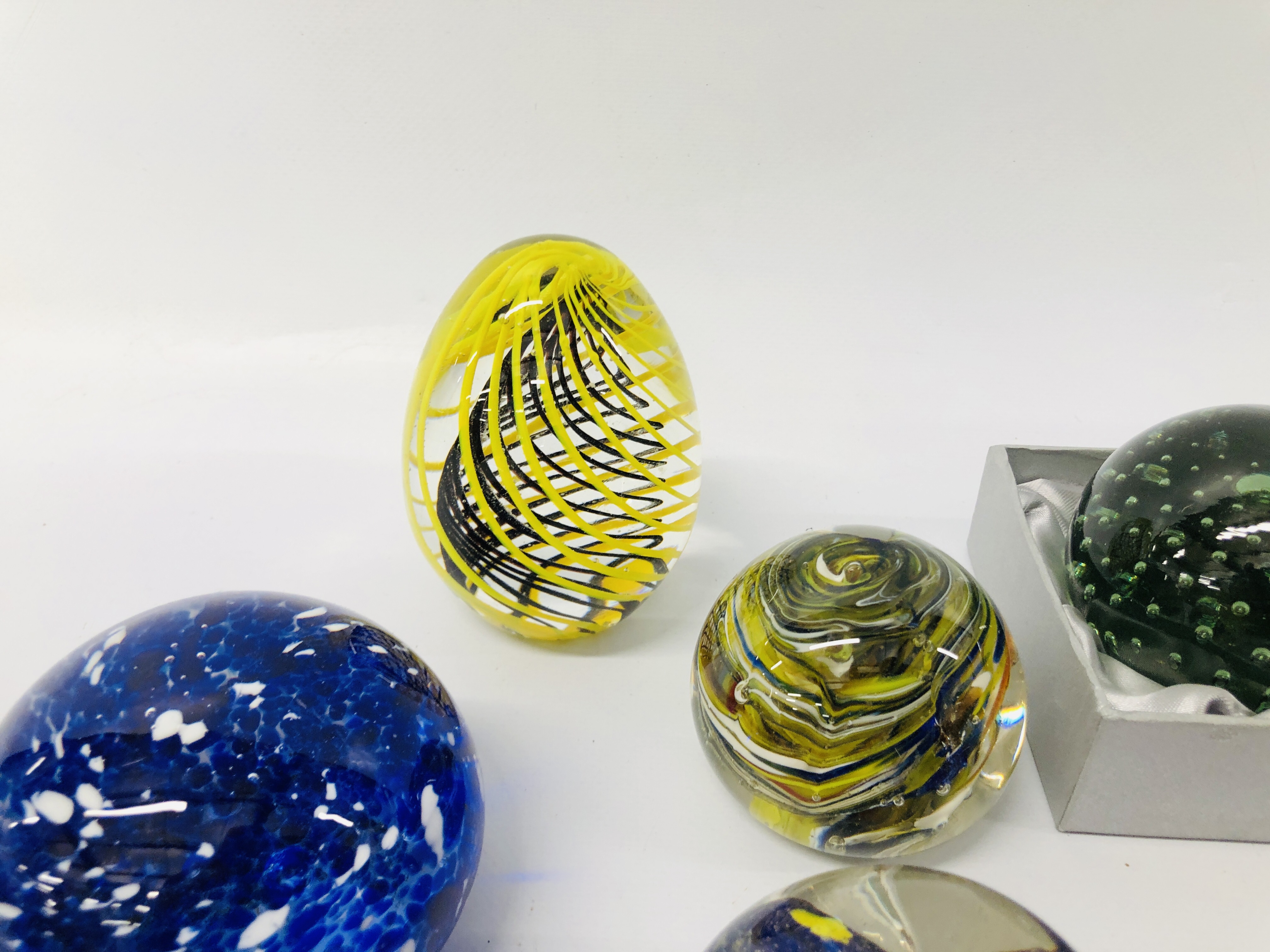 COLLECTION OF 7 ART GLASS PAPERWEIGHTS. - Image 3 of 7