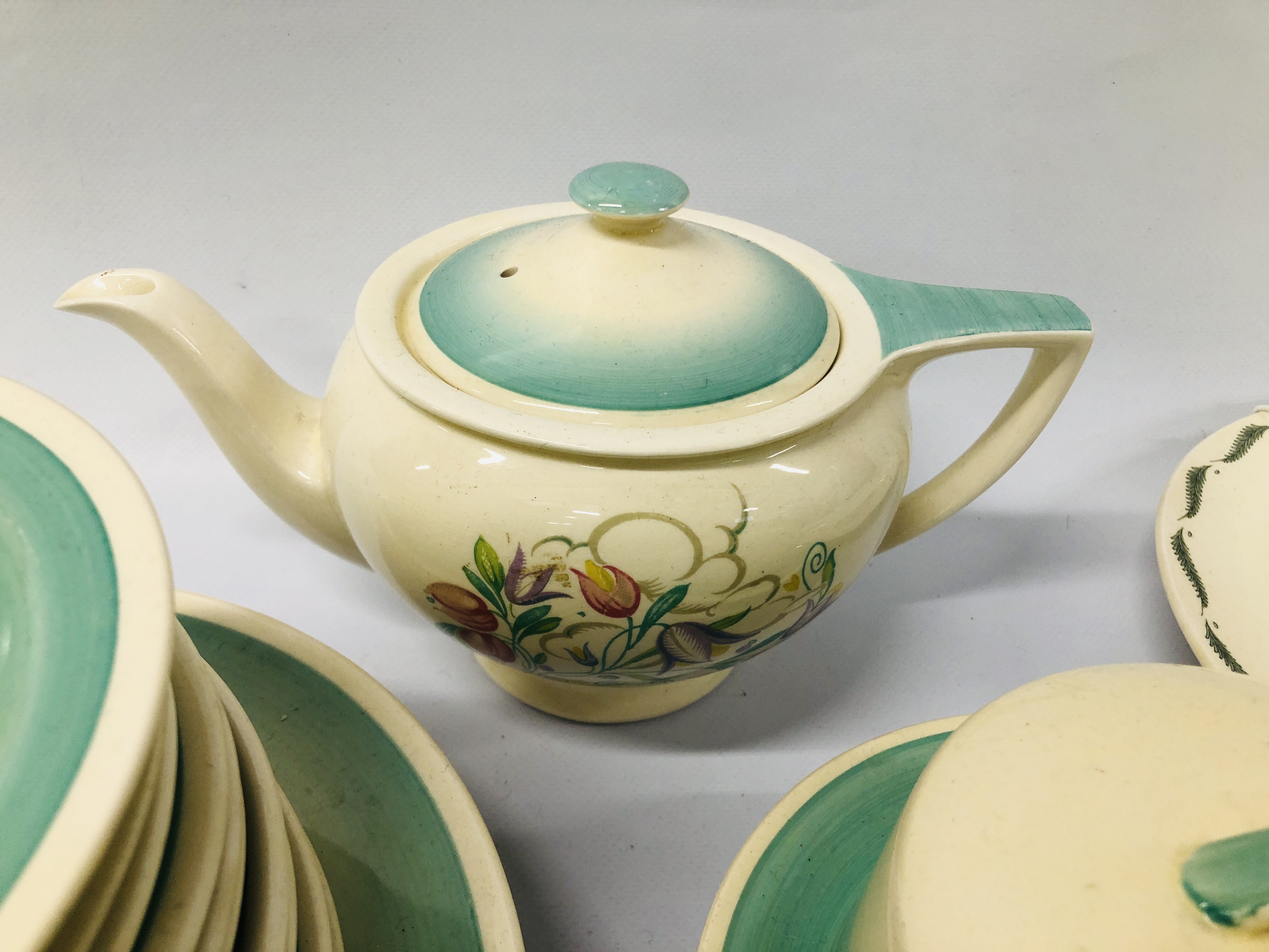 COLLECTION OF SUSIE COOPER TEA AND DINNERWARE - Image 13 of 20