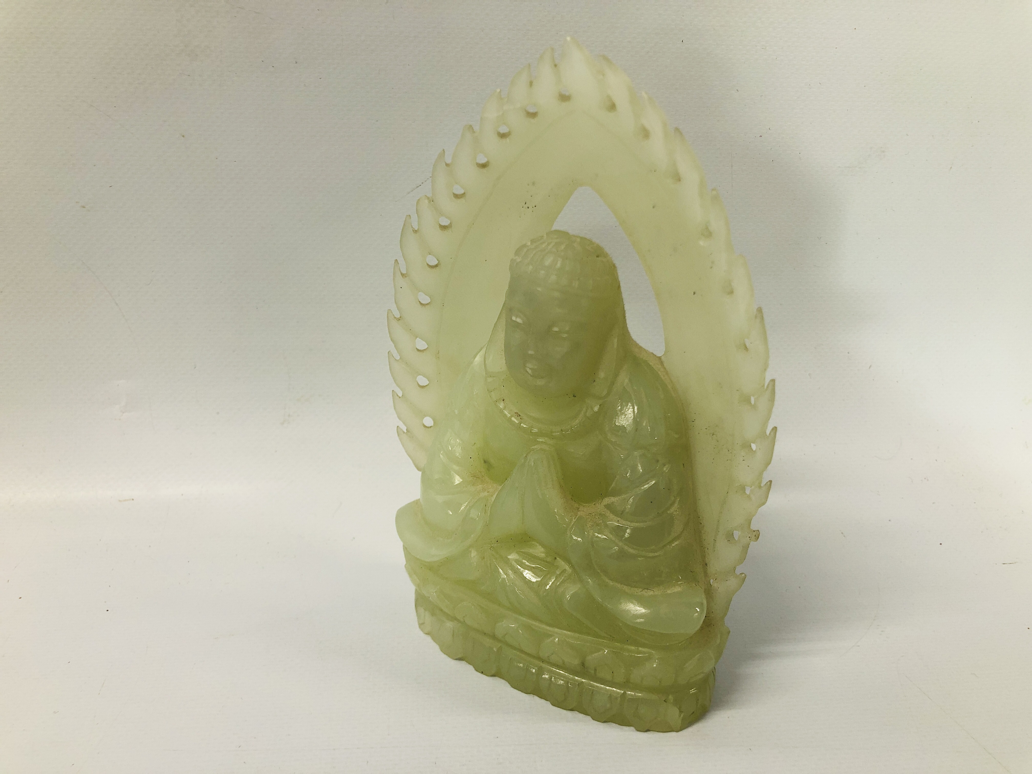 CHINESE CARVED HARDSTONE JADE TYPE BUDDHA STATUE ALONG WITH A PAIR OF HARDSTONE BIRDS - Image 4 of 6