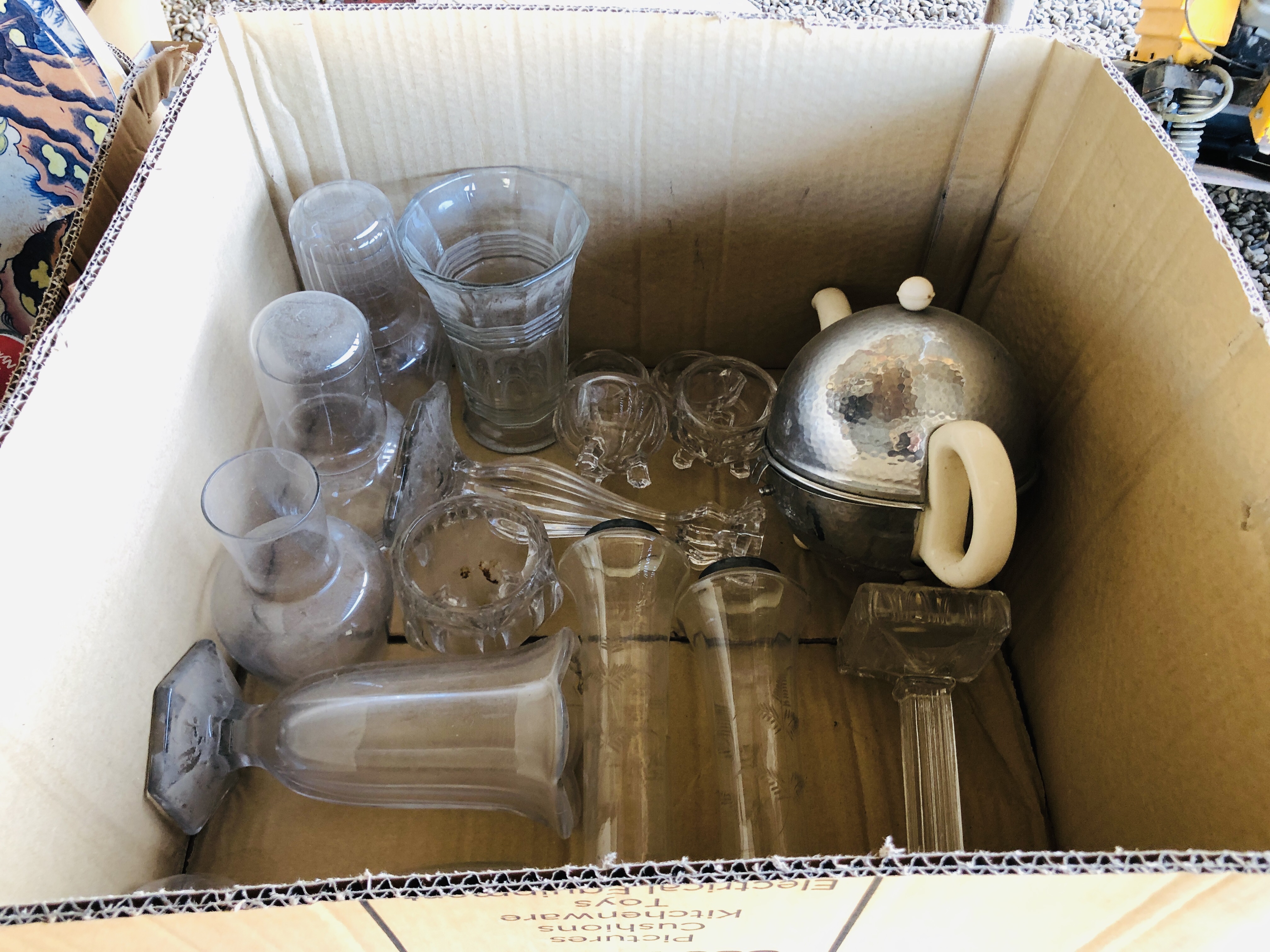 10 BOXES OF ASSORTED HOUSEHOLD AND VINTAGE EFFECTS TO INCLUDE TABLEWARES, GLASSWARES, - Image 12 of 17