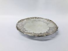 SILVER CIRCULAR DISH, PIERCED DETAIL DECORATED WITH GRAPES AND VINES TO RIM, SHEFFIELD ASSAY D 21CM.