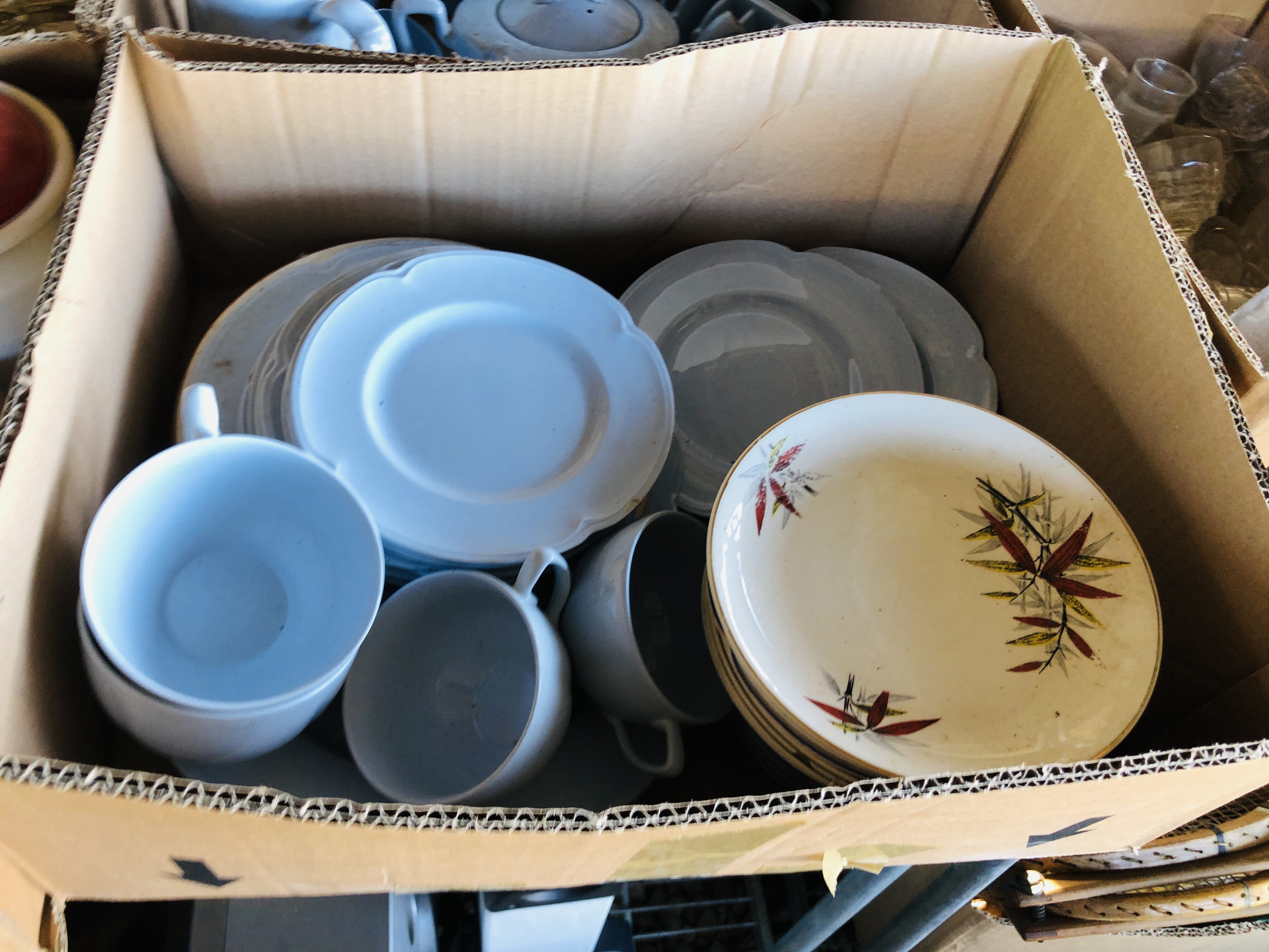 10 BOXES OF ASSORTED HOUSEHOLD AND VINTAGE EFFECTS TO INCLUDE TABLEWARES, GLASSWARES, - Image 8 of 17