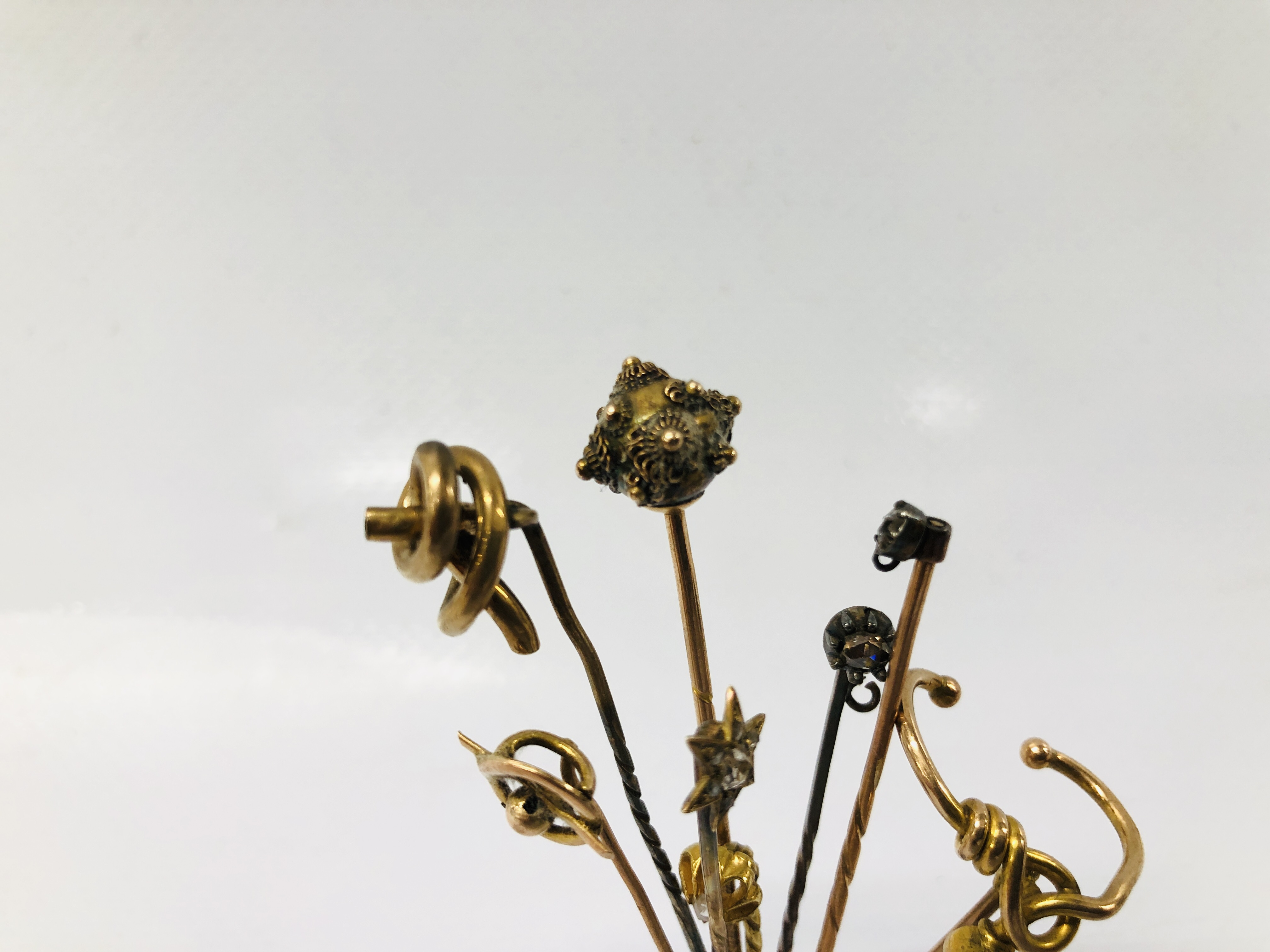 4 X VINTAGE YELLOW METAL STICK PINS ALONG WITH A FURTHER 4 DIAMOND SET STICK PINS - Image 3 of 4